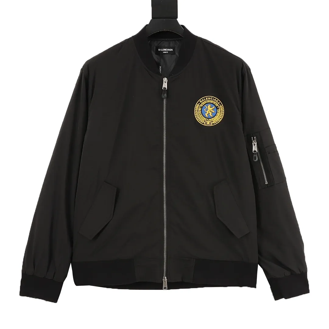 🅿️570 Balenciaga/Balenciaga patch bomber jacket. Customized dense-pore cold-pressed fiber nylon fabric and velvet cloud cotton sheet inside. Full texture, thick and solid. Every inch contains heavy warmth. It is based on pure black to support all edges. Slightly dropped shoulder silhouette to accommodate the body shape. Gilt lion emblem patch embellishments on the chest. It continues the identity identification function of the badge. It is a silent statement when worn on the body. The lining and filling design highlight the wrapping effect, cleverly integrating the warmth of cotton clothing with the aesthetics of life, leading the trend in the name of design! Size: XS-L