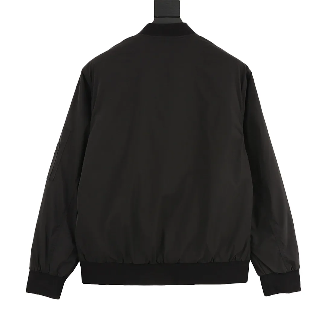 🅿️570 Balenciaga/Balenciaga patch bomber jacket. Customized dense-pore cold-pressed fiber nylon fabric and velvet cloud cotton sheet inside. Full texture, thick and solid. Every inch contains heavy warmth. It is based on pure black to support all edges. Slightly dropped shoulder silhouette to accommodate the body shape. Gilt lion emblem patch embellishments on the chest. It continues the identity identification function of the badge. It is a silent statement when worn on the body. The lining and filling design highlight the wrapping effect, cleverly integrating the warmth of cotton clothing with the aesthetics of life, leading the trend in the name of design! Size: XS-L