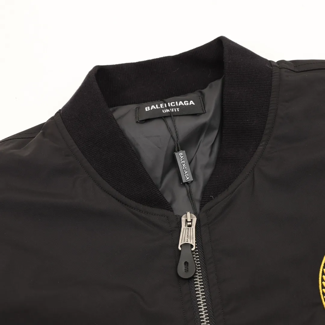 🅿️570 Balenciaga/Balenciaga patch bomber jacket. Customized dense-pore cold-pressed fiber nylon fabric and velvet cloud cotton sheet inside. Full texture, thick and solid. Every inch contains heavy warmth. It is based on pure black to support all edges. Slightly dropped shoulder silhouette to accommodate the body shape. Gilt lion emblem patch embellishments on the chest. It continues the identity identification function of the badge. It is a silent statement when worn on the body. The lining and filling design highlight the wrapping effect, cleverly integrating the warmth of cotton clothing with the aesthetics of life, leading the trend in the name of design! Size: XS-L