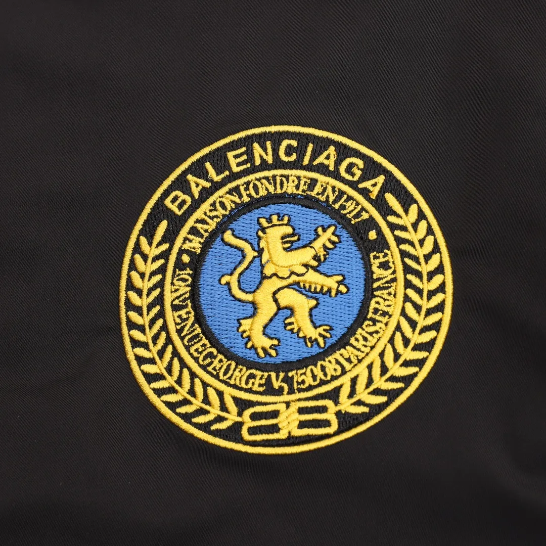🅿️570 Balenciaga/Balenciaga patch bomber jacket. Customized dense-pore cold-pressed fiber nylon fabric and velvet cloud cotton sheet inside. Full texture, thick and solid. Every inch contains heavy warmth. It is based on pure black to support all edges. Slightly dropped shoulder silhouette to accommodate the body shape. Gilt lion emblem patch embellishments on the chest. It continues the identity identification function of the badge. It is a silent statement when worn on the body. The lining and filling design highlight the wrapping effect, cleverly integrating the warmth of cotton clothing with the aesthetics of life, leading the trend in the name of design! Size: XS-L