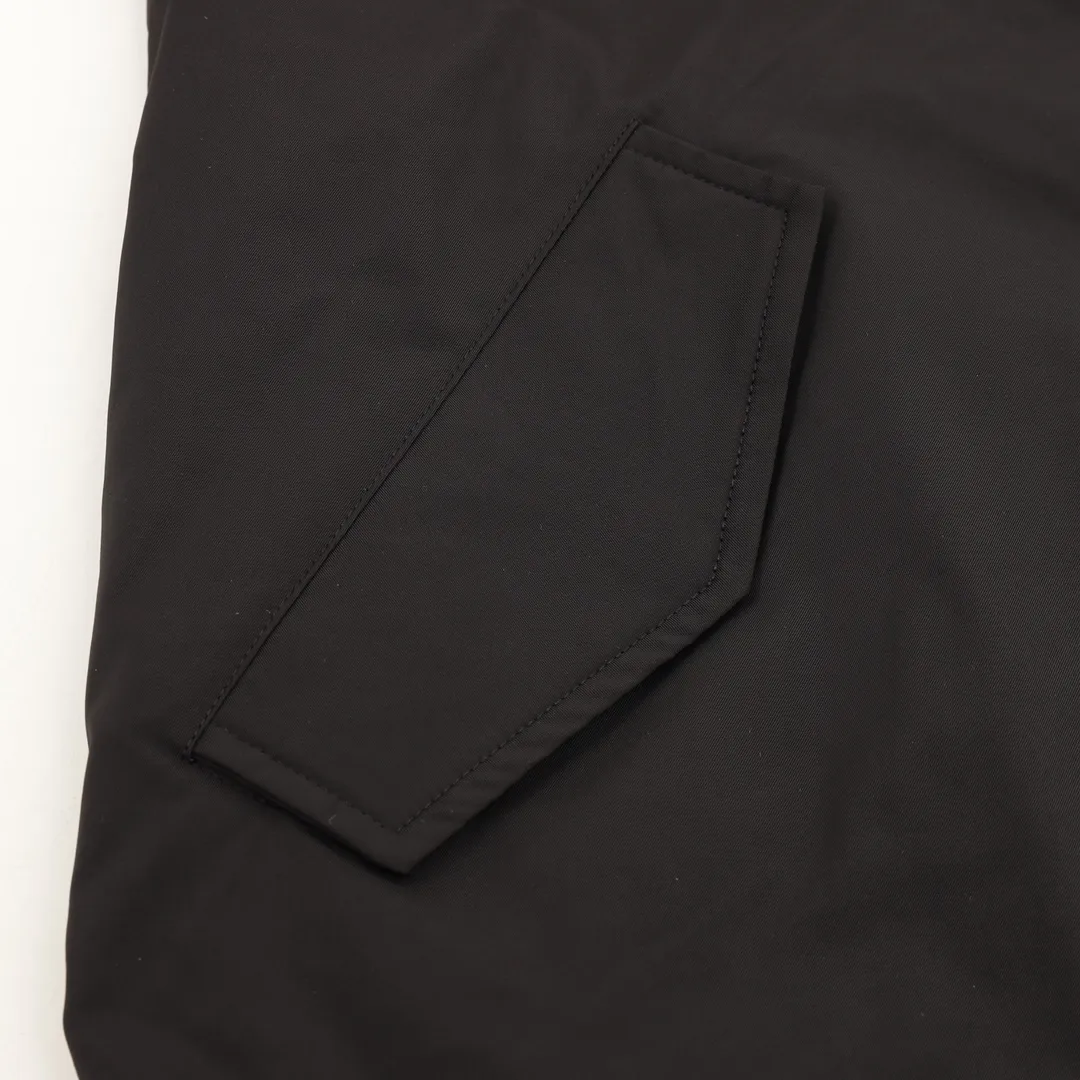 🅿️570 Balenciaga/Balenciaga patch bomber jacket. Customized dense-pore cold-pressed fiber nylon fabric and velvet cloud cotton sheet inside. Full texture, thick and solid. Every inch contains heavy warmth. It is based on pure black to support all edges. Slightly dropped shoulder silhouette to accommodate the body shape. Gilt lion emblem patch embellishments on the chest. It continues the identity identification function of the badge. It is a silent statement when worn on the body. The lining and filling design highlight the wrapping effect, cleverly integrating the warmth of cotton clothing with the aesthetics of life, leading the trend in the name of design! Size: XS-L