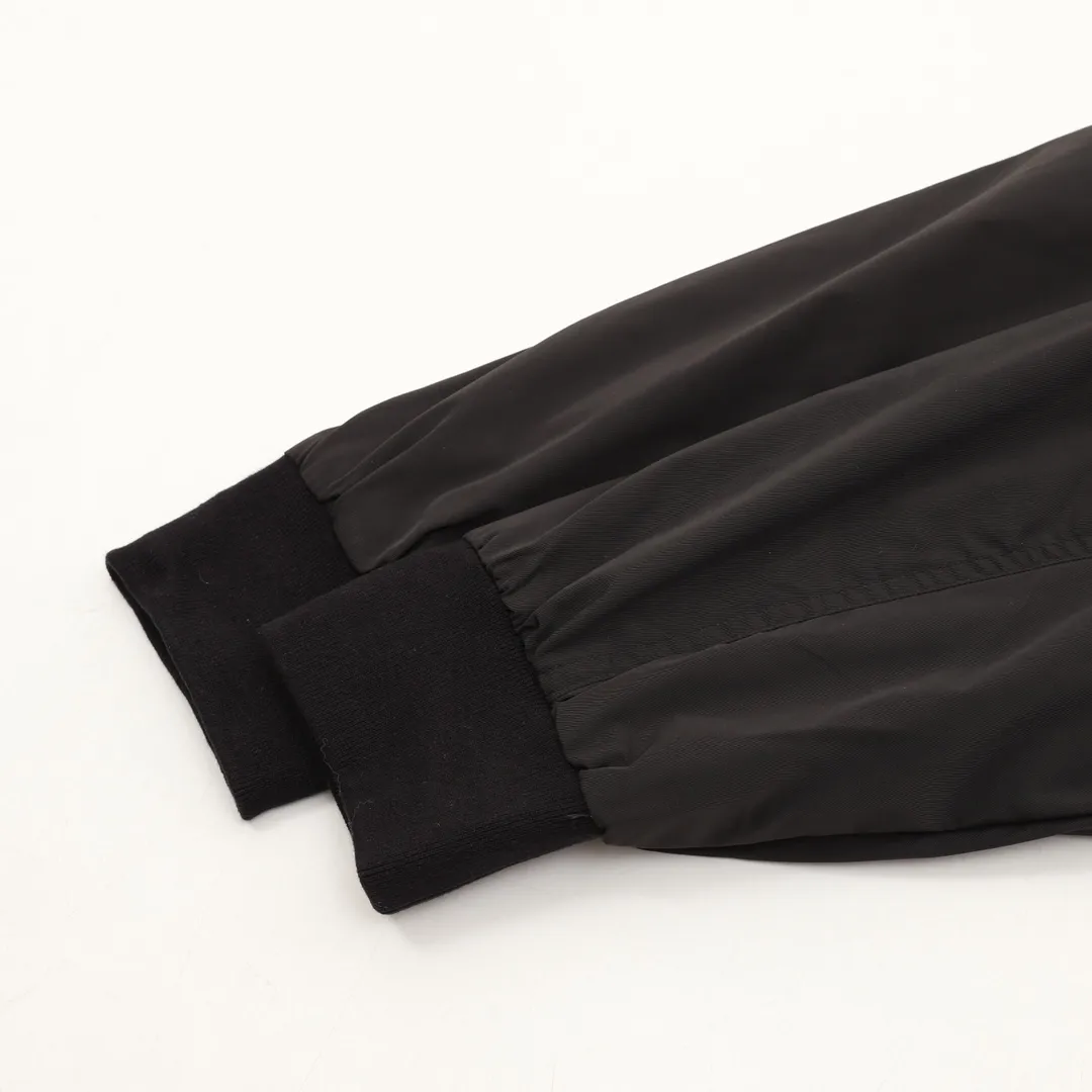 🅿️570 Balenciaga/Balenciaga patch bomber jacket. Customized dense-pore cold-pressed fiber nylon fabric and velvet cloud cotton sheet inside. Full texture, thick and solid. Every inch contains heavy warmth. It is based on pure black to support all edges. Slightly dropped shoulder silhouette to accommodate the body shape. Gilt lion emblem patch embellishments on the chest. It continues the identity identification function of the badge. It is a silent statement when worn on the body. The lining and filling design highlight the wrapping effect, cleverly integrating the warmth of cotton clothing with the aesthetics of life, leading the trend in the name of design! Size: XS-L