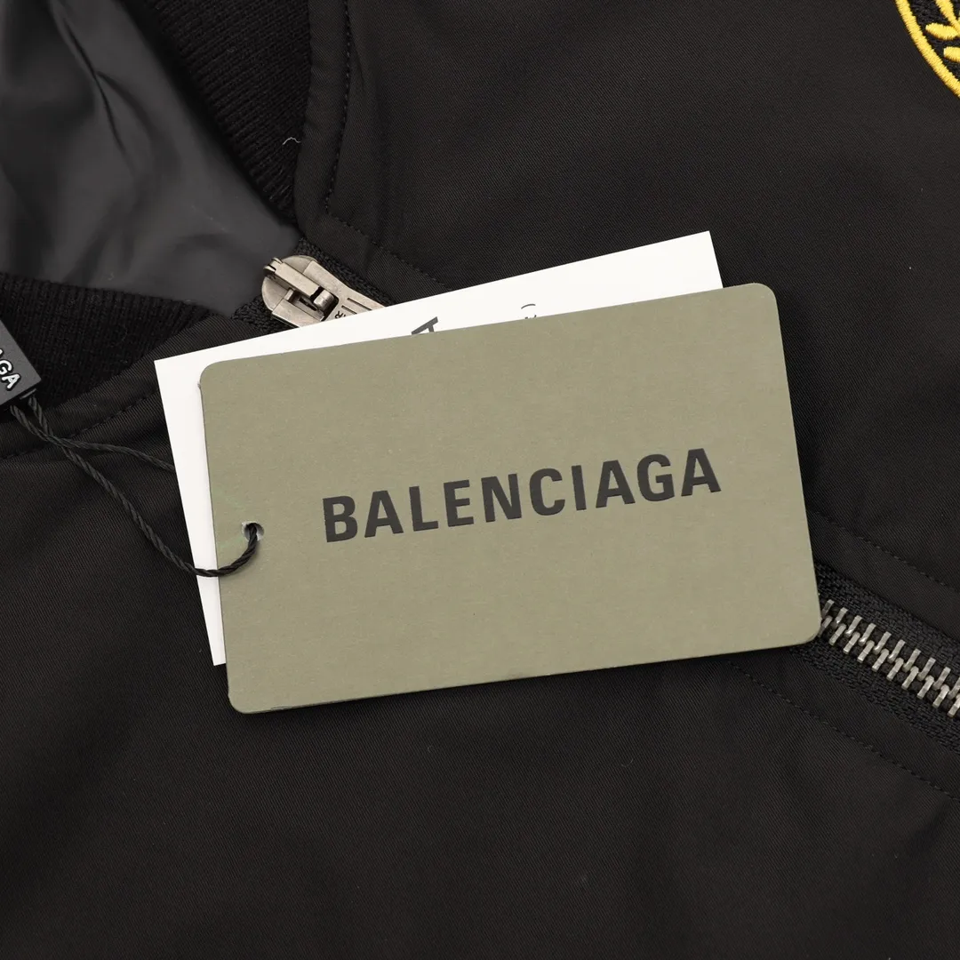 🅿️570 Balenciaga/Balenciaga patch bomber jacket. Customized dense-pore cold-pressed fiber nylon fabric and velvet cloud cotton sheet inside. Full texture, thick and solid. Every inch contains heavy warmth. It is based on pure black to support all edges. Slightly dropped shoulder silhouette to accommodate the body shape. Gilt lion emblem patch embellishments on the chest. It continues the identity identification function of the badge. It is a silent statement when worn on the body. The lining and filling design highlight the wrapping effect, cleverly integrating the warmth of cotton clothing with the aesthetics of life, leading the trend in the name of design! Size: XS-L