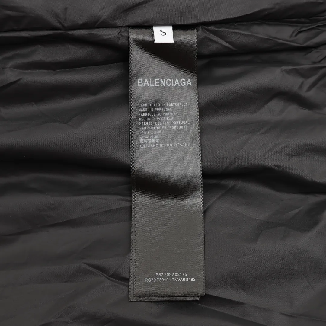🅿️570 Balenciaga/Balenciaga patch bomber jacket. Customized dense-pore cold-pressed fiber nylon fabric and velvet cloud cotton sheet inside. Full texture, thick and solid. Every inch contains heavy warmth. It is based on pure black to support all edges. Slightly dropped shoulder silhouette to accommodate the body shape. Gilt lion emblem patch embellishments on the chest. It continues the identity identification function of the badge. It is a silent statement when worn on the body. The lining and filling design highlight the wrapping effect, cleverly integrating the warmth of cotton clothing with the aesthetics of life, leading the trend in the name of design! Size: XS-L