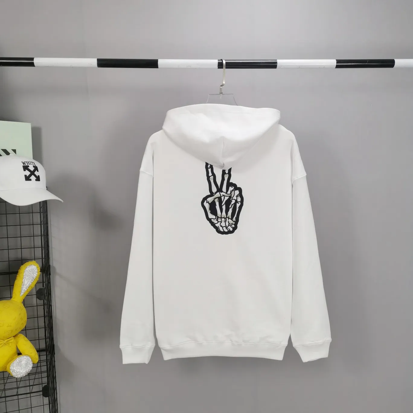Top tested version BALENCIAGA yellow dissolving smiley back skull scissor hand logo Balenciaga male and female couple loose cotton autumn and winter hoodie hooded sweatshirt 100% original development of special printing technology, embroidery design, fabric, version. The fabric is made of 480g combed cotton fabric, which is full of drape, warm and comfortable! Melting smiley face printing on the front panel: It mainly uses extremely green and environmentally friendly printing silica gel. Silica gel is a highly active adsorption material and is an amorphous substance. Insoluble in water and any solvent, non-toxic and odorless. Special transparent glue is printed on the surface, which has the original viscosity effect. The high transparency does not affect the color glue effect. Back panel skull pattern embroidery: The embroidery thread is made of mercerized material, which is more flexible and glossy than ordinary embroidery thread. The front and rear craftsmanship is restored 1V1, and the version has a classic dropped shoulder oversize design. Color: Black White Size: XS-L P:470