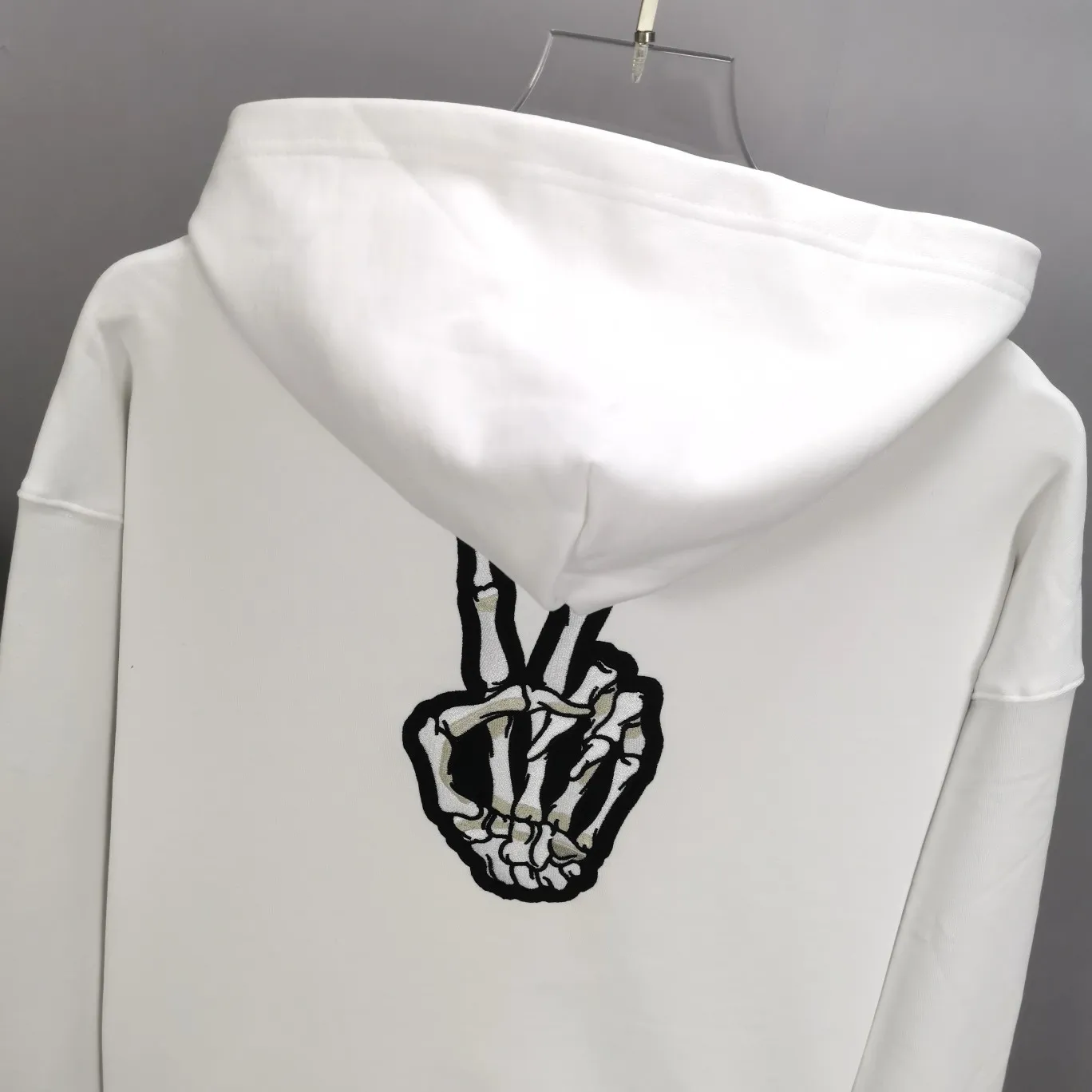 Top tested version BALENCIAGA yellow dissolving smiley back skull scissor hand logo Balenciaga male and female couple loose cotton autumn and winter hoodie hooded sweatshirt 100% original development of special printing technology, embroidery design, fabric, version. The fabric is made of 480g combed cotton fabric, which is full of drape, warm and comfortable! Melting smiley face printing on the front panel: It mainly uses extremely green and environmentally friendly printing silica gel. Silica gel is a highly active adsorption material and is an amorphous substance. Insoluble in water and any solvent, non-toxic and odorless. Special transparent glue is printed on the surface, which has the original viscosity effect. The high transparency does not affect the color glue effect. Back panel skull pattern embroidery: The embroidery thread is made of mercerized material, which is more flexible and glossy than ordinary embroidery thread. The front and rear craftsmanship is restored 1V1, and the version has a classic dropped shoulder oversize design. Color: Black White Size: XS-L P:470