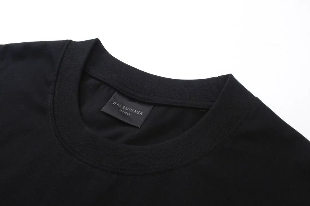 🅿️200 detailed pictures [Top version. Official website quality] BALENCI*GA/Paris. Multi-element trademark LOGO short-sleeved T-shirt 2024 new style. All pattern details, colors, Y boards are customized, and the brick cabinets are synchronized. Genuine products are developed at the first time, and you can print and compare! The fabric is made of Paris ZP custom-woven and dyed cotton double yarn. Weighing 260 grams, the cloth surface is clean. The cloth pattern is clear, soft and comfortable. The threads are dyed with no color difference. The printing uses environmentally friendly imported materials, the letters are clear and the effect is three-dimensional. The version adopts OS loose shoulder design. Same style for men and women. Code: BL223362 Color: black, white Size: XS to L
