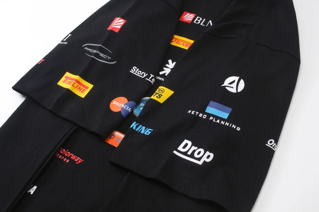 🅿️200 detailed pictures [Top version. Official website quality] BALENCI*GA/Paris. Multi-element trademark LOGO short-sleeved T-shirt 2024 new style. All pattern details, colors, Y boards are customized, and the brick cabinets are synchronized. Genuine products are developed at the first time, and you can print and compare! The fabric is made of Paris ZP custom-woven and dyed cotton double yarn. Weighing 260 grams, the cloth surface is clean. The cloth pattern is clear, soft and comfortable. The threads are dyed with no color difference. The printing uses environmentally friendly imported materials, the letters are clear and the effect is three-dimensional. The version adopts OS loose shoulder design. Same style for men and women. Code: BL223362 Color: black, white Size: XS to L