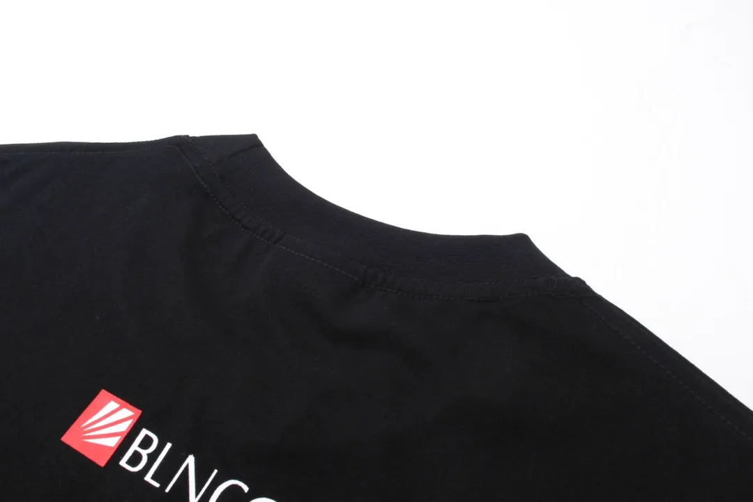 🅿️200 detailed pictures [Top version. Official website quality] BALENCI*GA/Paris. Multi-element trademark LOGO short-sleeved T-shirt 2024 new style. All pattern details, colors, Y boards are customized, and the brick cabinets are synchronized. Genuine products are developed at the first time, and you can print and compare! The fabric is made of Paris ZP custom-woven and dyed cotton double yarn. Weighing 260 grams, the cloth surface is clean. The cloth pattern is clear, soft and comfortable. The threads are dyed with no color difference. The printing uses environmentally friendly imported materials, the letters are clear and the effect is three-dimensional. The version adopts OS loose shoulder design. Same style for men and women. Code: BL223362 Color: black, white Size: XS to L