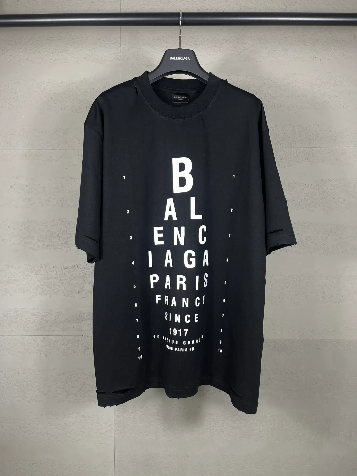 🅿️180 real photos [Top version. Official website quality] BALENCI*GA/Paris.SS25 latest model alphanumeric printed eye chart worn and distressed short-sleeved T-shirt. Ready-made clothing with many worn and worn. Brick cabinets are synchronized. Genuine products are developed at the first time. The fabric is made of Paris ZP custom-woven and dyed cotton double yarn. Weighing 260 grams, the cloth surface is clean. The cloth pattern is clear, soft and comfortable. The threads are dyed with no color difference. The printing is made of environmentally friendly imported materials. The letters are clear and the effect is three-dimensional. The version adopts OS loose shoulder design. Same style for men and women. Code: BL223617 Color: black, gray and white. Size: XS S M L