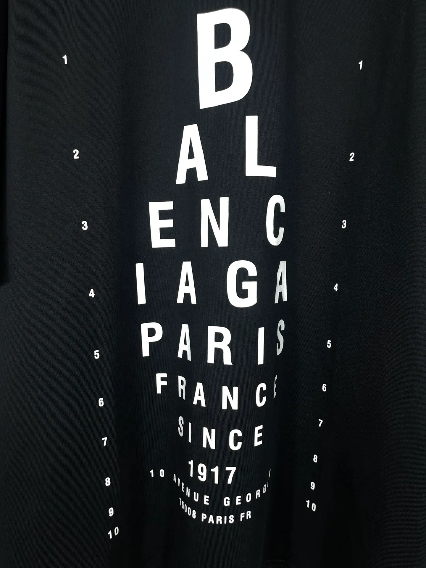 🅿️180 real photos [Top version. Official website quality] BALENCI*GA/Paris.SS25 latest model alphanumeric printed eye chart worn and distressed short-sleeved T-shirt. Ready-made clothing with many worn and worn. Brick cabinets are synchronized. Genuine products are developed at the first time. The fabric is made of Paris ZP custom-woven and dyed cotton double yarn. Weighing 260 grams, the cloth surface is clean. The cloth pattern is clear, soft and comfortable. The threads are dyed with no color difference. The printing is made of environmentally friendly imported materials. The letters are clear and the effect is three-dimensional. The version adopts OS loose shoulder design. Same style for men and women. Code: BL223617 Color: black, gray and white. Size: XS S M L