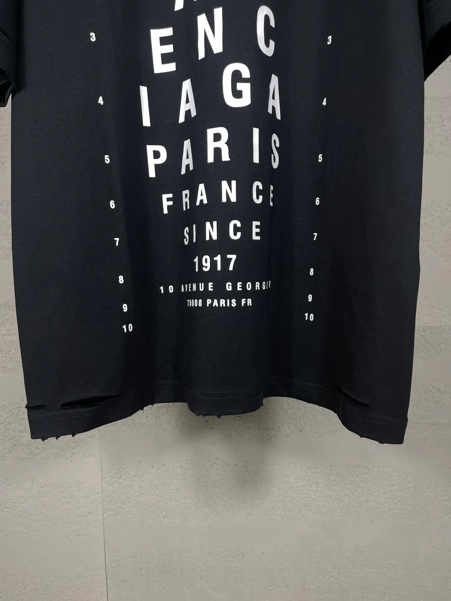 🅿️180 real photos [Top version. Official website quality] BALENCI*GA/Paris.SS25 latest model alphanumeric printed eye chart worn and distressed short-sleeved T-shirt. Ready-made clothing with many worn and worn. Brick cabinets are synchronized. Genuine products are developed at the first time. The fabric is made of Paris ZP custom-woven and dyed cotton double yarn. Weighing 260 grams, the cloth surface is clean. The cloth pattern is clear, soft and comfortable. The threads are dyed with no color difference. The printing is made of environmentally friendly imported materials. The letters are clear and the effect is three-dimensional. The version adopts OS loose shoulder design. Same style for men and women. Code: BL223617 Color: black, gray and white. Size: XS S M L
