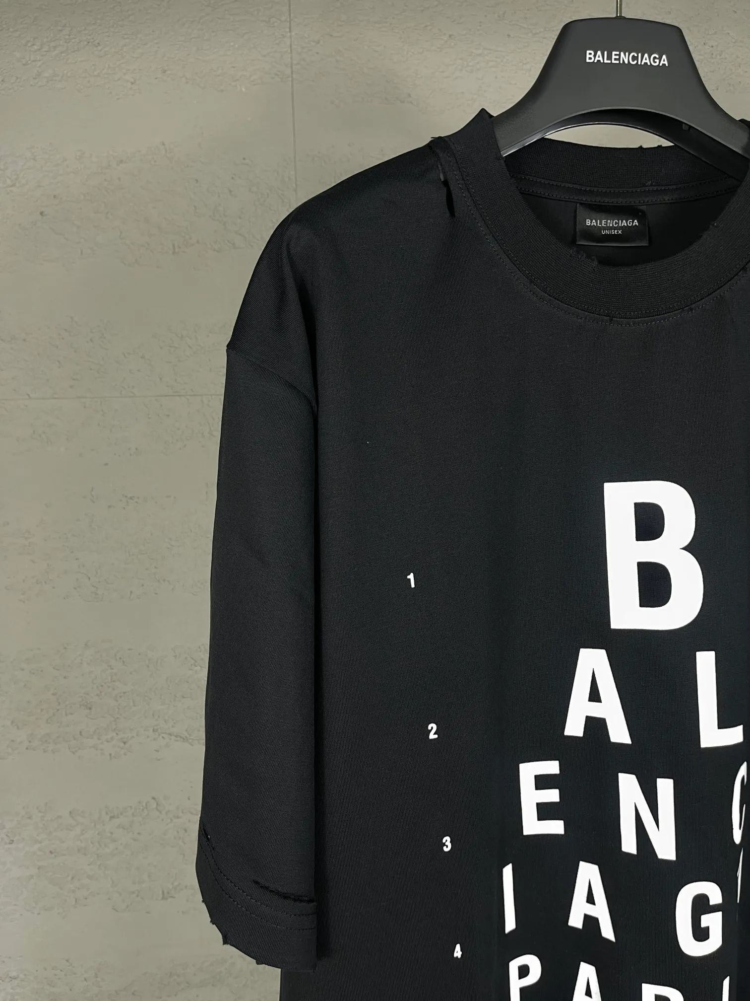 🅿️180 real photos [Top version. Official website quality] BALENCI*GA/Paris.SS25 latest model alphanumeric printed eye chart worn and distressed short-sleeved T-shirt. Ready-made clothing with many worn and worn. Brick cabinets are synchronized. Genuine products are developed at the first time. The fabric is made of Paris ZP custom-woven and dyed cotton double yarn. Weighing 260 grams, the cloth surface is clean. The cloth pattern is clear, soft and comfortable. The threads are dyed with no color difference. The printing is made of environmentally friendly imported materials. The letters are clear and the effect is three-dimensional. The version adopts OS loose shoulder design. Same style for men and women. Code: BL223617 Color: black, gray and white. Size: XS S M L