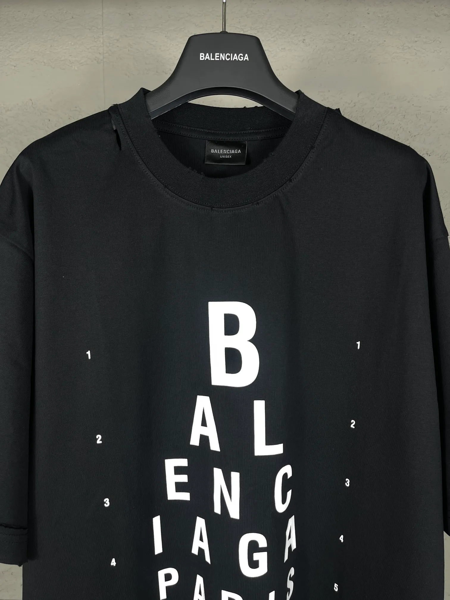 🅿️180 real photos [Top version. Official website quality] BALENCI*GA/Paris.SS25 latest model alphanumeric printed eye chart worn and distressed short-sleeved T-shirt. Ready-made clothing with many worn and worn. Brick cabinets are synchronized. Genuine products are developed at the first time. The fabric is made of Paris ZP custom-woven and dyed cotton double yarn. Weighing 260 grams, the cloth surface is clean. The cloth pattern is clear, soft and comfortable. The threads are dyed with no color difference. The printing is made of environmentally friendly imported materials. The letters are clear and the effect is three-dimensional. The version adopts OS loose shoulder design. Same style for men and women. Code: BL223617 Color: black, gray and white. Size: XS S M L