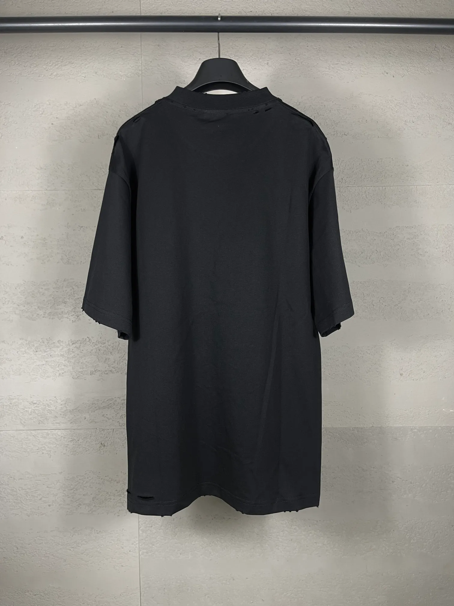 🅿️180 real photos [Top version. Official website quality] BALENCI*GA/Paris.SS25 latest model alphanumeric printed eye chart worn and distressed short-sleeved T-shirt. Ready-made clothing with many worn and worn. Brick cabinets are synchronized. Genuine products are developed at the first time. The fabric is made of Paris ZP custom-woven and dyed cotton double yarn. Weighing 260 grams, the cloth surface is clean. The cloth pattern is clear, soft and comfortable. The threads are dyed with no color difference. The printing is made of environmentally friendly imported materials. The letters are clear and the effect is three-dimensional. The version adopts OS loose shoulder design. Same style for men and women. Code: BL223617 Color: black, gray and white. Size: XS S M L