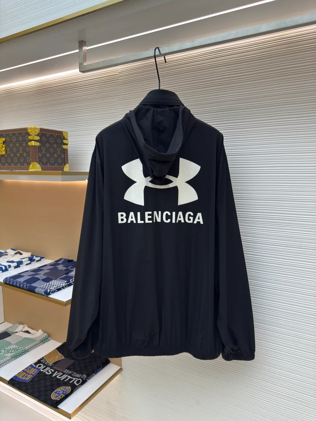 Balenciaga Paris co-branded stretch nylon jacket ●Authentic product: Purchased and developed by 4941 ●Item number: 1680072-B50 ●Fabric: stretch nylon fabric ●Technology: Made on positioning cutting machine ●Version: Loose version ●Weight: about 365 grams ●Size: 46-48-50-52 ●Description: The fabric is made of stretch nylon. Due to the addition of elastic fibers, it has excellent ductility and resilience, which can adapt to physical activities and provide a comfortable wearing experience. Nylon has natural waterproof properties, is easy to clean and dry, and has good anti-wrinkle properties. The front of the jacket is decorated with Under Armor LOGO and B family letters as the main glue printing, which has good wear resistance and washability. The back is also decorated with an enlarged version of the dual brand LOGO and letters. Highlighting the sense of fashion and brand recognition, the printed finished product is comparable to a work of art. A hidden bag is designed under the back collar, which can be opened and closed by a zipper. Due to the light and thin nature of the fabric, the hood can be hidden or opened according to different needs. There is a round beef tendon hat rope with a resin rope head at the neckline for easy adjustment of tightness. The overall wiring is straight and delicate, the fabric is comfortable and soft, and the color is consistent without color difference. It can be matched with the same style to create a fashionable look and control various occasions. Customized accessories, complete with three standards, same style for men and women!