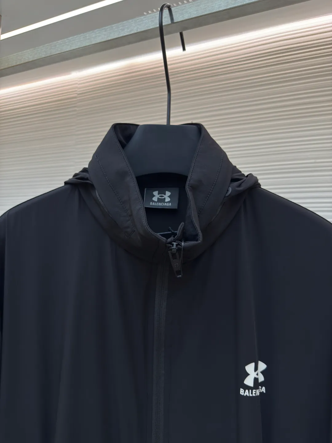 Balenciaga Paris co-branded stretch nylon jacket ●Authentic product: Purchased and developed by 4941 ●Item number: 1680072-B50 ●Fabric: stretch nylon fabric ●Technology: Made on positioning cutting machine ●Version: Loose version ●Weight: about 365 grams ●Size: 46-48-50-52 ●Description: The fabric is made of stretch nylon. Due to the addition of elastic fibers, it has excellent ductility and resilience, which can adapt to physical activities and provide a comfortable wearing experience. Nylon has natural waterproof properties, is easy to clean and dry, and has good anti-wrinkle properties. The front of the jacket is decorated with Under Armor LOGO and B family letters as the main glue printing, which has good wear resistance and washability. The back is also decorated with an enlarged version of the dual brand LOGO and letters. Highlighting the sense of fashion and brand recognition, the printed finished product is comparable to a work of art. A hidden bag is designed under the back collar, which can be opened and closed by a zipper. Due to the light and thin nature of the fabric, the hood can be hidden or opened according to different needs. There is a round beef tendon hat rope with a resin rope head at the neckline for easy adjustment of tightness. The overall wiring is straight and delicate, the fabric is comfortable and soft, and the color is consistent without color difference. It can be matched with the same style to create a fashionable look and control various occasions. Customized accessories, complete with three standards, same style for men and women!