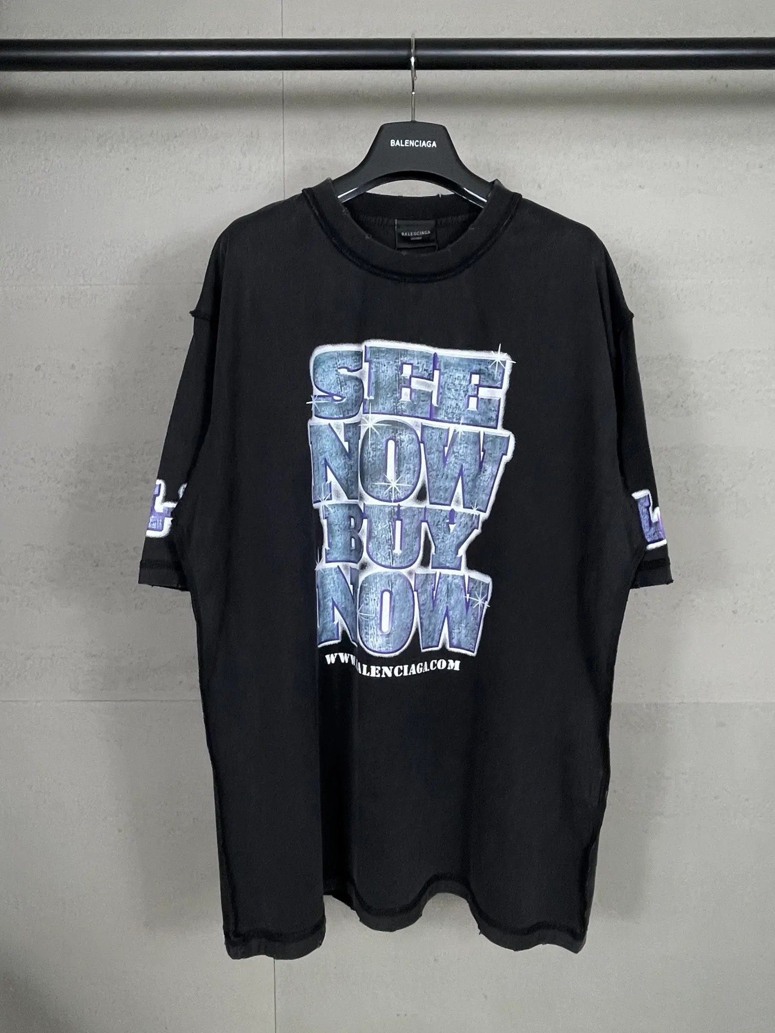 🅿️200 real photos [Top version. Official website quality] BALENCI*GA/Paris. 2024. SEENOWBUYNOW new model. Large LOGO on the front, back, left and right sleeves, direct-injection printing, washed T-shirt, using reverse bottom method, brick cabinet synchronization. Genuine product developed at the first time, welcome to compare! The fabric is made of Paris ZP custom-woven and dyed cotton double yarn. Weighing 260 grams, the cloth surface is clean. The cloth pattern is clear, soft and comfortable. The threads are dyed with no color difference. The classic LOGO is printed using imported machine-made white ink direct printing. The letters are clear and the effect is three-dimensional. Restore the brick cabinet. Different market currency, welcome to compare, the version adopts OS loose shoulder version. Same style for men and women Coding: BL223353 Color: Washed black Size: XS to L