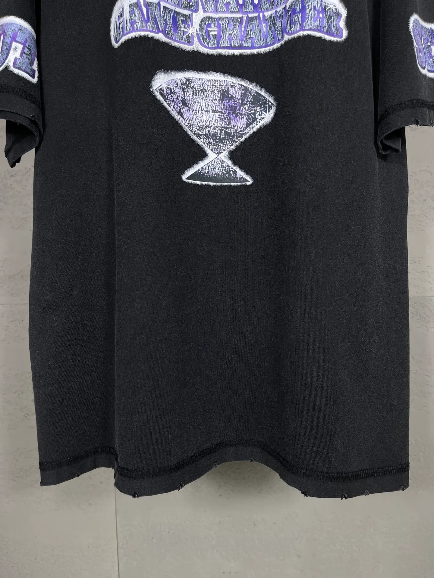 🅿️200 real photos [Top version. Official website quality] BALENCI*GA/Paris. 2024. SEENOWBUYNOW new model. Large LOGO on the front, back, left and right sleeves, direct-injection printing, washed T-shirt, using reverse bottom method, brick cabinet synchronization. Genuine product developed at the first time, welcome to compare! The fabric is made of Paris ZP custom-woven and dyed cotton double yarn. Weighing 260 grams, the cloth surface is clean. The cloth pattern is clear, soft and comfortable. The threads are dyed with no color difference. The classic LOGO is printed using imported machine-made white ink direct printing. The letters are clear and the effect is three-dimensional. Restore the brick cabinet. Different market currency, welcome to compare, the version adopts OS loose shoulder version. Same style for men and women Coding: BL223353 Color: Washed black Size: XS to L