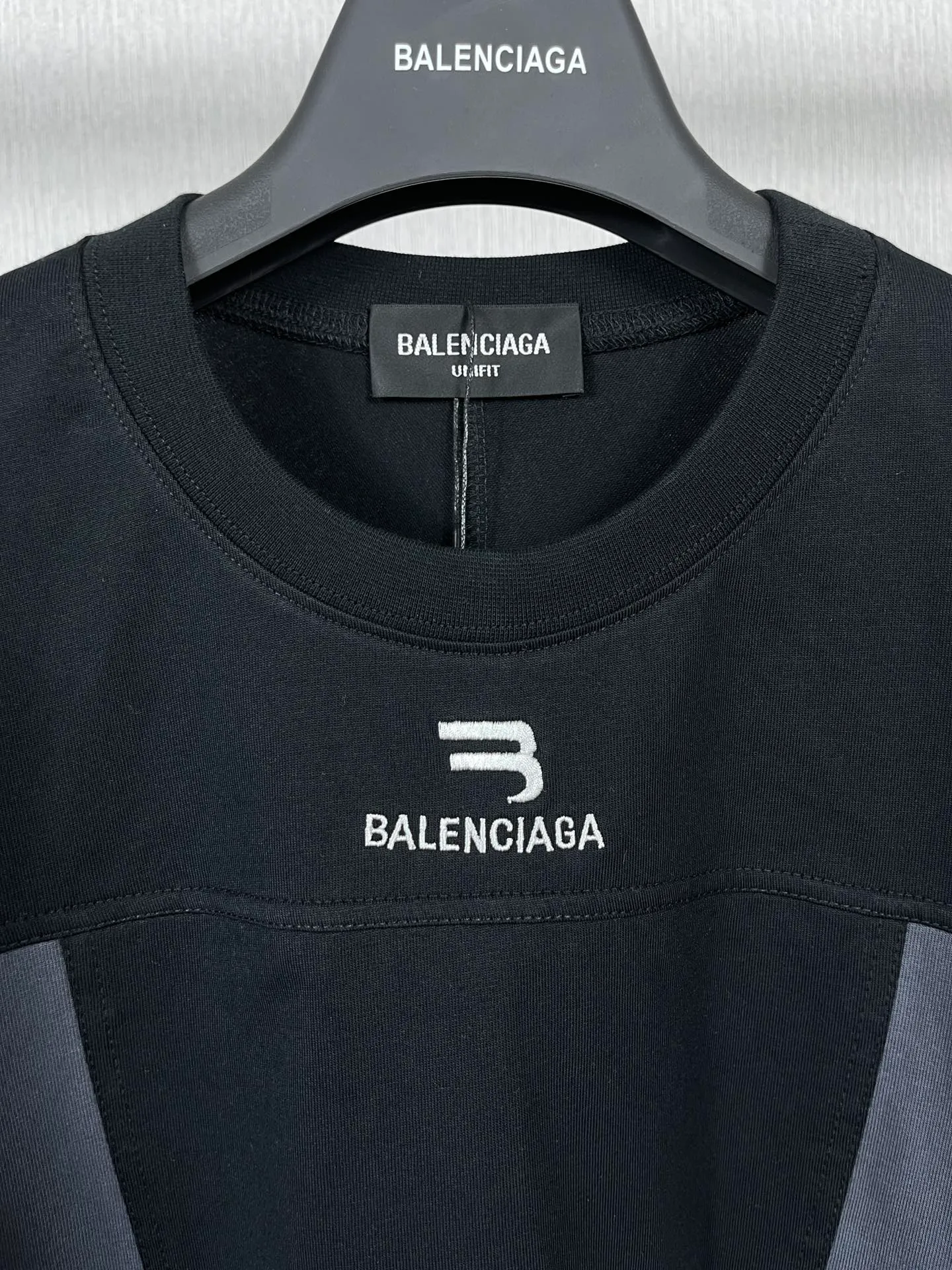 🅿️240 real photos [Top version. Official website quality] BALENCI*GA/Paris#Classic LOGO embroidered on the chest multi-position short-sleeved T-shirt#Brick cabinet synchronization The fabric is made of Paris ZP custom-woven and dyed cotton double yarn. Weighing 260 grams, the cloth surface is clean. The cloth pattern is clear, soft and comfortable. The threads are dyed with no color difference. The classic pattern embroidery uses imported Tajima embroidery machines, and the letters are three-dimensional and neat. Multi-position splicing. Double-needle crimping. The process is extremely complex. Different market currencies, welcome to compare. The version adopts OS loose shoulder style. Same style for men and women. Code: BL223016 Color: black gray. Royal blue Size: XS to L
