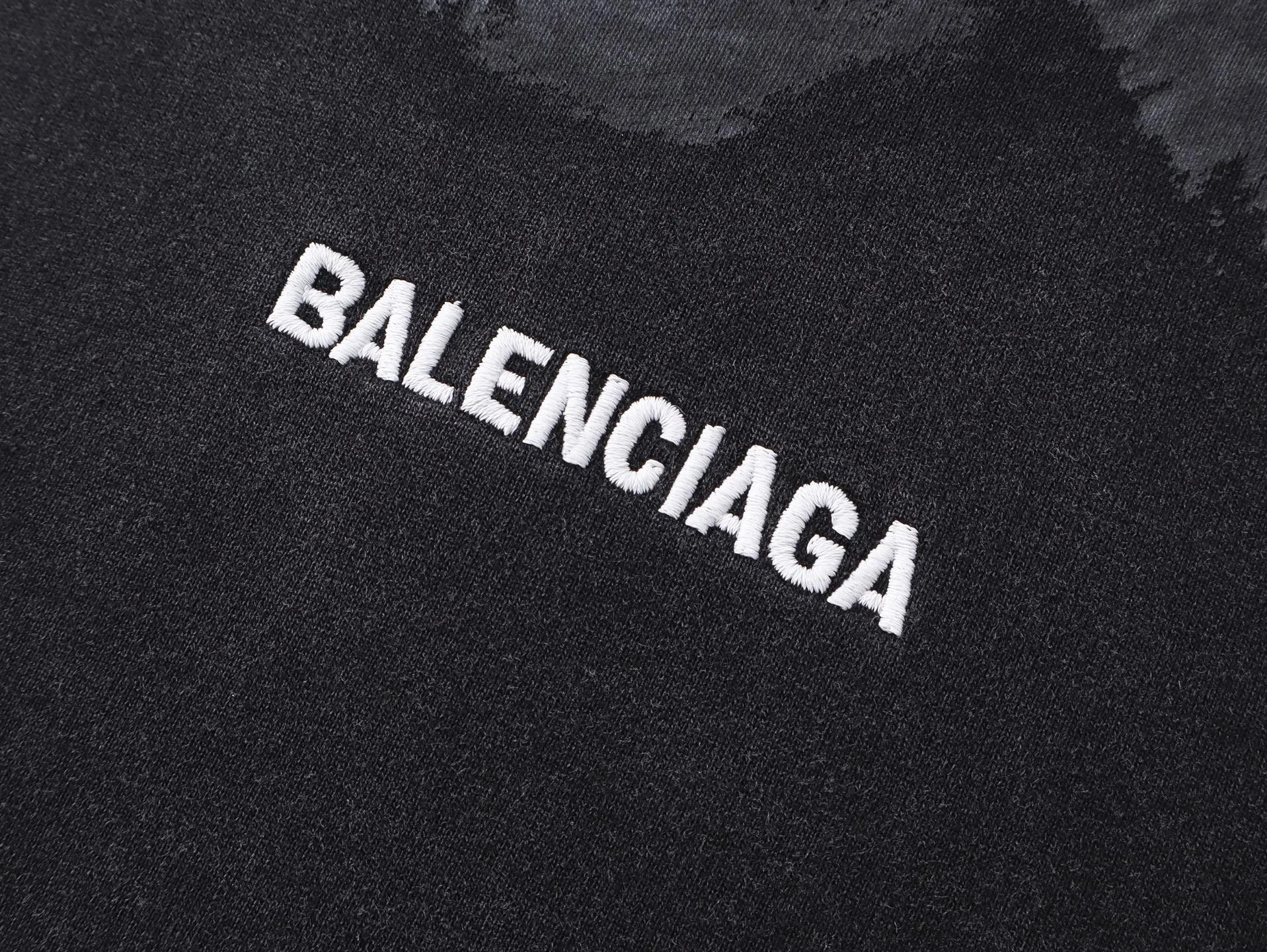 🅿️390 real photos [Top version. Official website quality] BALENCI*GA/Paris #2025 new style. Front and back letter LOGO embroidery, hand-painted graffiti, washed and worn hooded sweatshirt, full of design. Welcome to compare. Notice! ️The fabric is made of authentic environmentally friendly dyes, custom-woven and dyed cotton sweatshirt. Weighing 460 grams, the cloth surface is clean. The cloth pattern is clear, soft and comfortable. The threads are dyed with no color difference. The classic letter LOGO is embroidered using imported Tajima embroidery machine. The garments are washed, distressed and hand-painted with graffiti. Extra heavy craftsmanship. . Restore the brick cabinet, adopt OS loose shoulder style. Same style for men and women. Code: BL259908 Color: black and gray Size: XS S M L