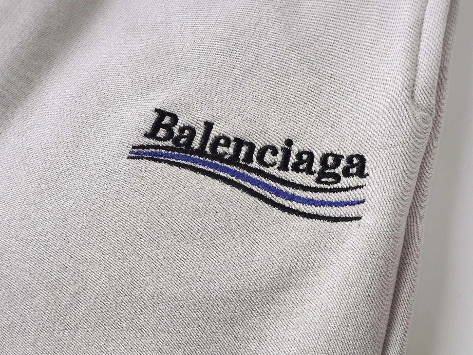 🅿️210 real photos [Top version. Official website quality] BALENCI*GA/Paris. New model. Shorts with classic LOGO embroidery of Ocean Splash. Synchronized with brick cabinets. Developed as authentic products at the first time, please print and compare! The fabric is made of Paris ZP custom-woven and dyed 100% cotton terry sweatshirt. The weight is 460 grams. The cloth surface is clean. The cloth pattern is clear and the hand feels soft and comfortable. The embroidery uses an imported Tajima embroidery machine. The letters are clear and the effect is three-dimensional. The version adopts a loose version. Same style for men and women. Code: BL257009 Color: black, rice apricot, floral gray Size: XS S M L