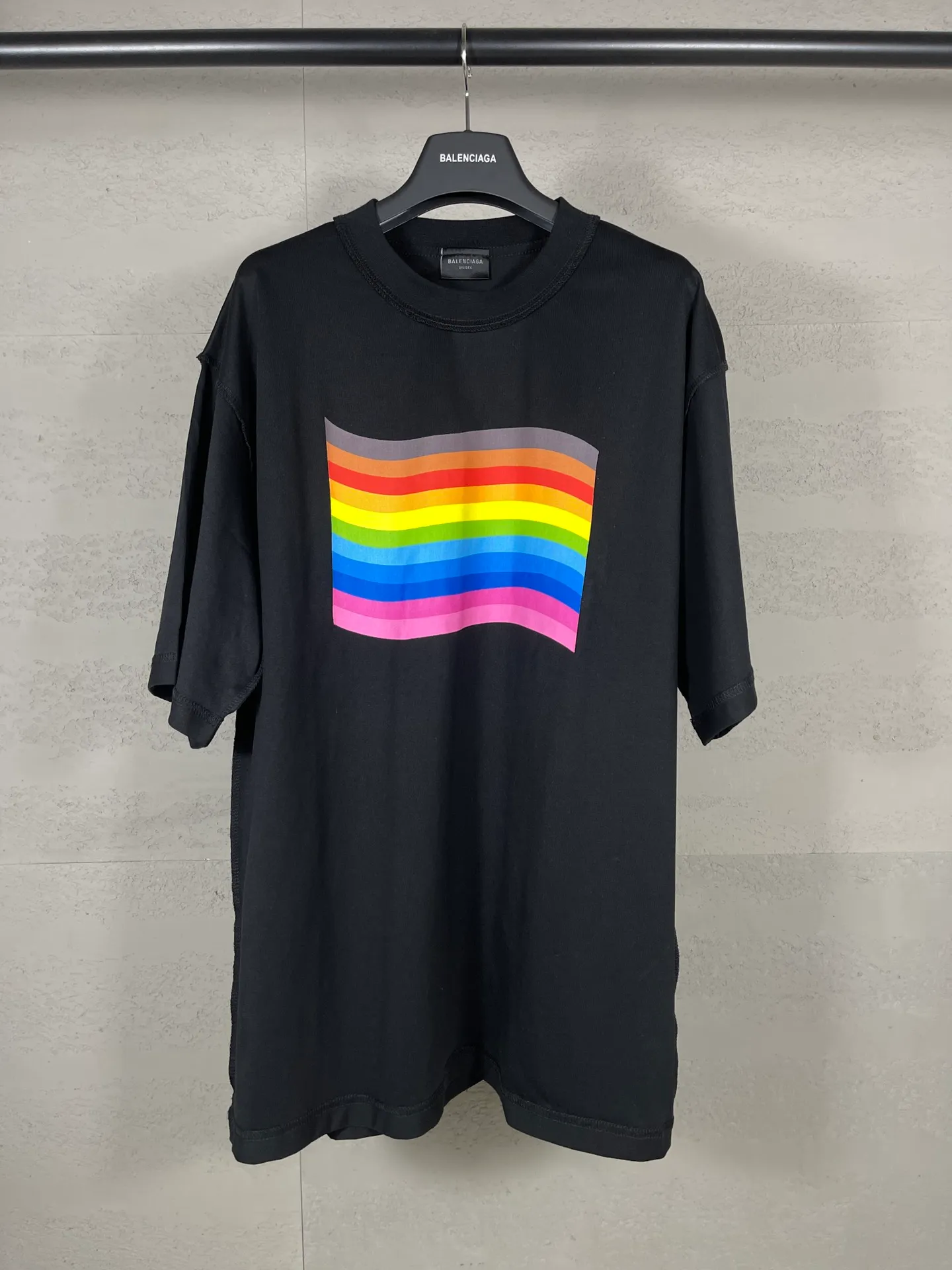 🅿️190 real photos [Top version. Official website quality] BALENCI*GA/Paris. 24SS latest rainbow direct-injection short-sleeved T-shirt, all pattern details and colors are customized on Y-board, brick cabinets are synchronized. Genuine products are developed in the first time, enjoy printing and comparison! The fabric is made of Paris ZP custom-woven and dyed cotton double yarn. Weighing 260 grams, the cloth surface is clean. The cloth pattern is clear, soft and comfortable. The threads are dyed with no color difference. The printing uses environmentally friendly imported materials for direct printing, and the color and gloss are consistent with the original product. The garments are worn out. The version adopts OS loose shoulder design. Same style for men and women. Code: BL223380 Color: black Size: XS to L