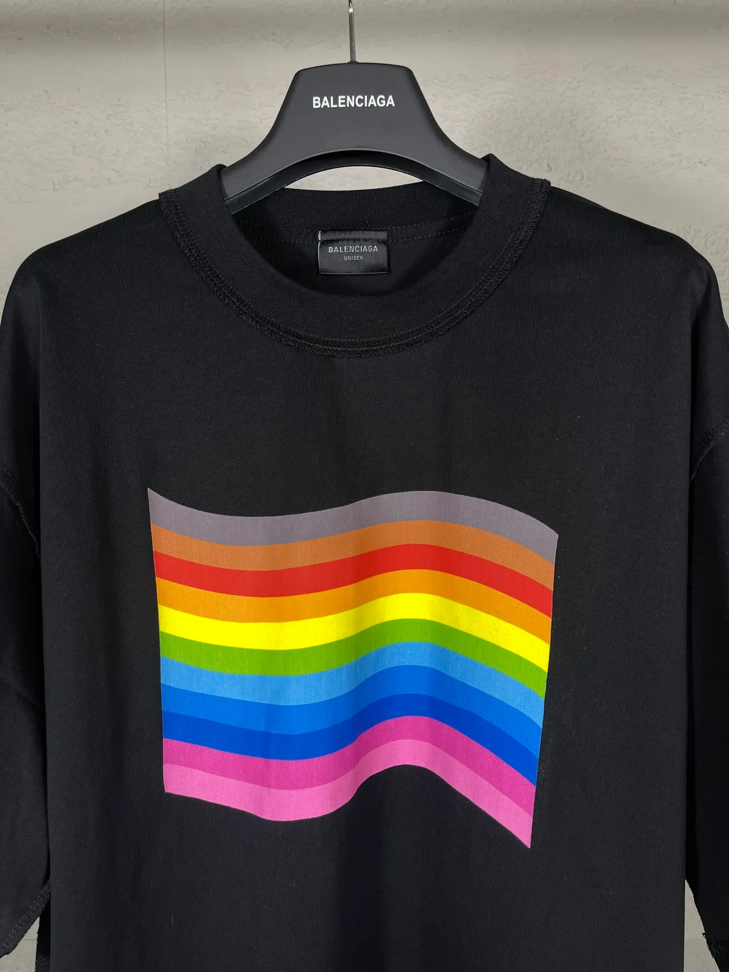 🅿️190 real photos [Top version. Official website quality] BALENCI*GA/Paris. 24SS latest rainbow direct-injection short-sleeved T-shirt, all pattern details and colors are customized on Y-board, brick cabinets are synchronized. Genuine products are developed in the first time, enjoy printing and comparison! The fabric is made of Paris ZP custom-woven and dyed cotton double yarn. Weighing 260 grams, the cloth surface is clean. The cloth pattern is clear, soft and comfortable. The threads are dyed with no color difference. The printing uses environmentally friendly imported materials for direct printing, and the color and gloss are consistent with the original product. The garments are worn out. The version adopts OS loose shoulder design. Same style for men and women. Code: BL223380 Color: black Size: XS to L