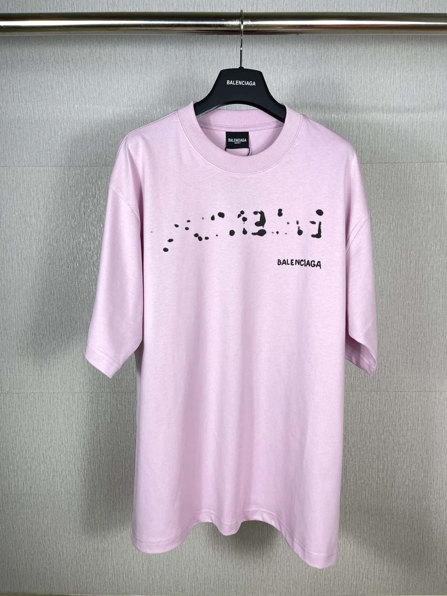 🅿️166 real photos [Top version. Official website quality] BALENCI*GA/Paris BALENCI*GA#2023 spring and summer new style, blurred letter shadow printed short-sleeved T-shirt. Brick cabinet synchronization. The fabric is made of Paris ZP custom-woven and dyed 100% cotton double yarn compact cotton. The weight is 260 grams, the cloth surface is clean. The cloth pattern is clear. Soft and comfortable. Good color fastness. Not easy to change color. The threads are woven and dyed with no color difference. The printing uses imported environmentally friendly rubber paddles, cutting piece positioning, precision stencils, fine LOGO letters, clear letters, no burrs. The effect is three-dimensional, which is different from ordinary printing in the market. Restore brick cabinets. The version adopts OS loose shoulder design. Same style for men and women. Code: BL223201 Color: black, pink, white. Size: XS to L