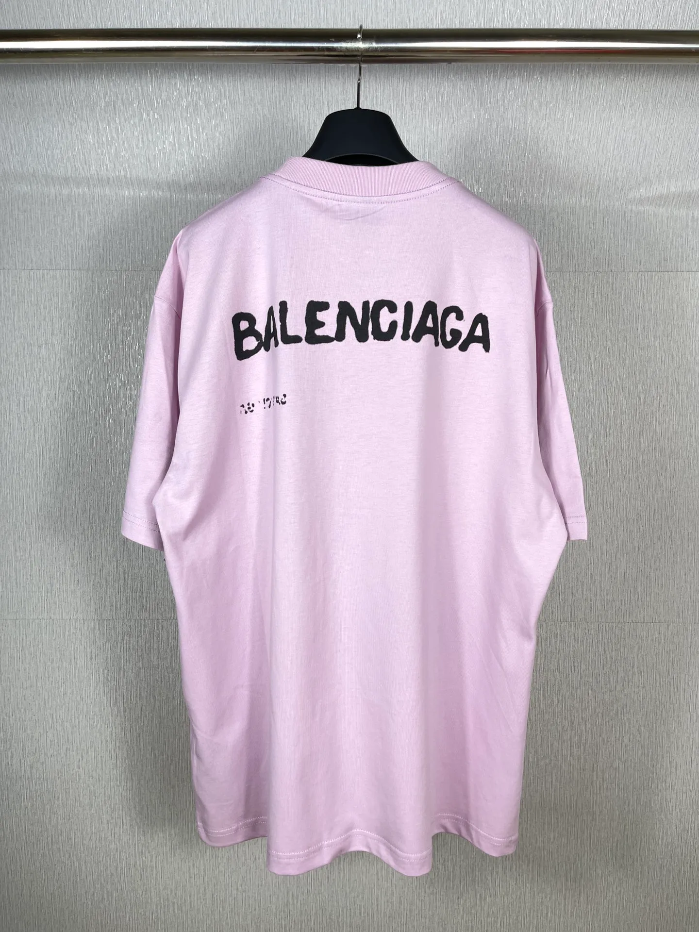 🅿️166 real photos [Top version. Official website quality] BALENCI*GA/Paris BALENCI*GA#2023 spring and summer new style, blurred letter shadow printed short-sleeved T-shirt. Brick cabinet synchronization. The fabric is made of Paris ZP custom-woven and dyed 100% cotton double yarn compact cotton. The weight is 260 grams, the cloth surface is clean. The cloth pattern is clear. Soft and comfortable. Good color fastness. Not easy to change color. The threads are woven and dyed with no color difference. The printing uses imported environmentally friendly rubber paddles, cutting piece positioning, precision stencils, fine LOGO letters, clear letters, no burrs. The effect is three-dimensional, which is different from ordinary printing in the market. Restore brick cabinets. The version adopts OS loose shoulder design. Same style for men and women. Code: BL223201 Color: black, pink, white. Size: XS to L
