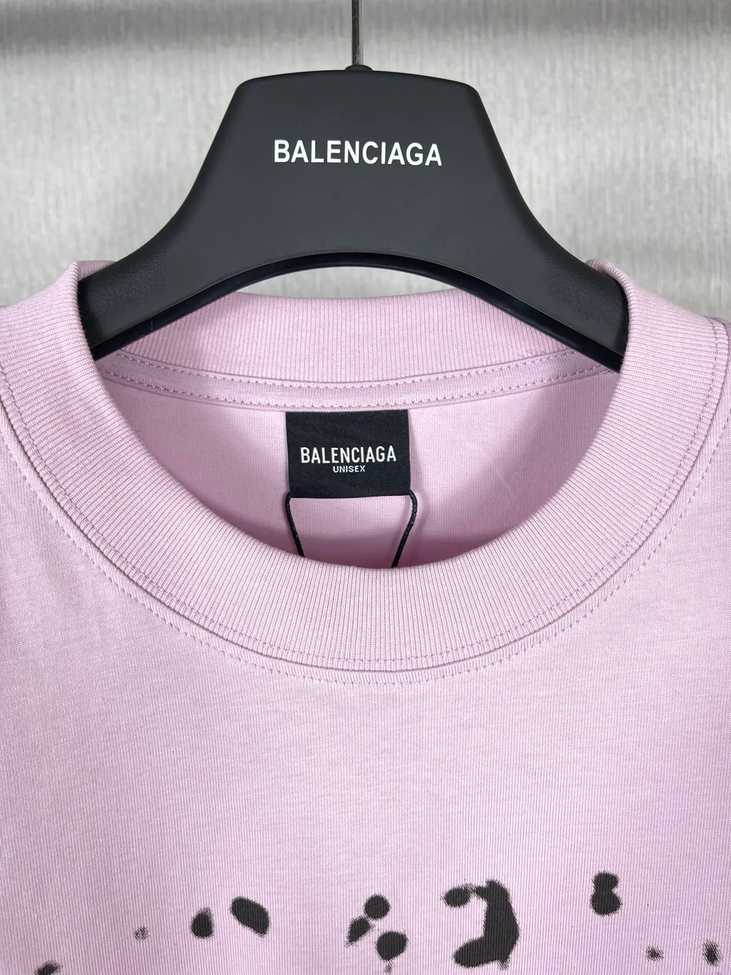 🅿️166 real photos [Top version. Official website quality] BALENCI*GA/Paris BALENCI*GA#2023 spring and summer new style, blurred letter shadow printed short-sleeved T-shirt. Brick cabinet synchronization. The fabric is made of Paris ZP custom-woven and dyed 100% cotton double yarn compact cotton. The weight is 260 grams, the cloth surface is clean. The cloth pattern is clear. Soft and comfortable. Good color fastness. Not easy to change color. The threads are woven and dyed with no color difference. The printing uses imported environmentally friendly rubber paddles, cutting piece positioning, precision stencils, fine LOGO letters, clear letters, no burrs. The effect is three-dimensional, which is different from ordinary printing in the market. Restore brick cabinets. The version adopts OS loose shoulder design. Same style for men and women. Code: BL223201 Color: black, pink, white. Size: XS to L