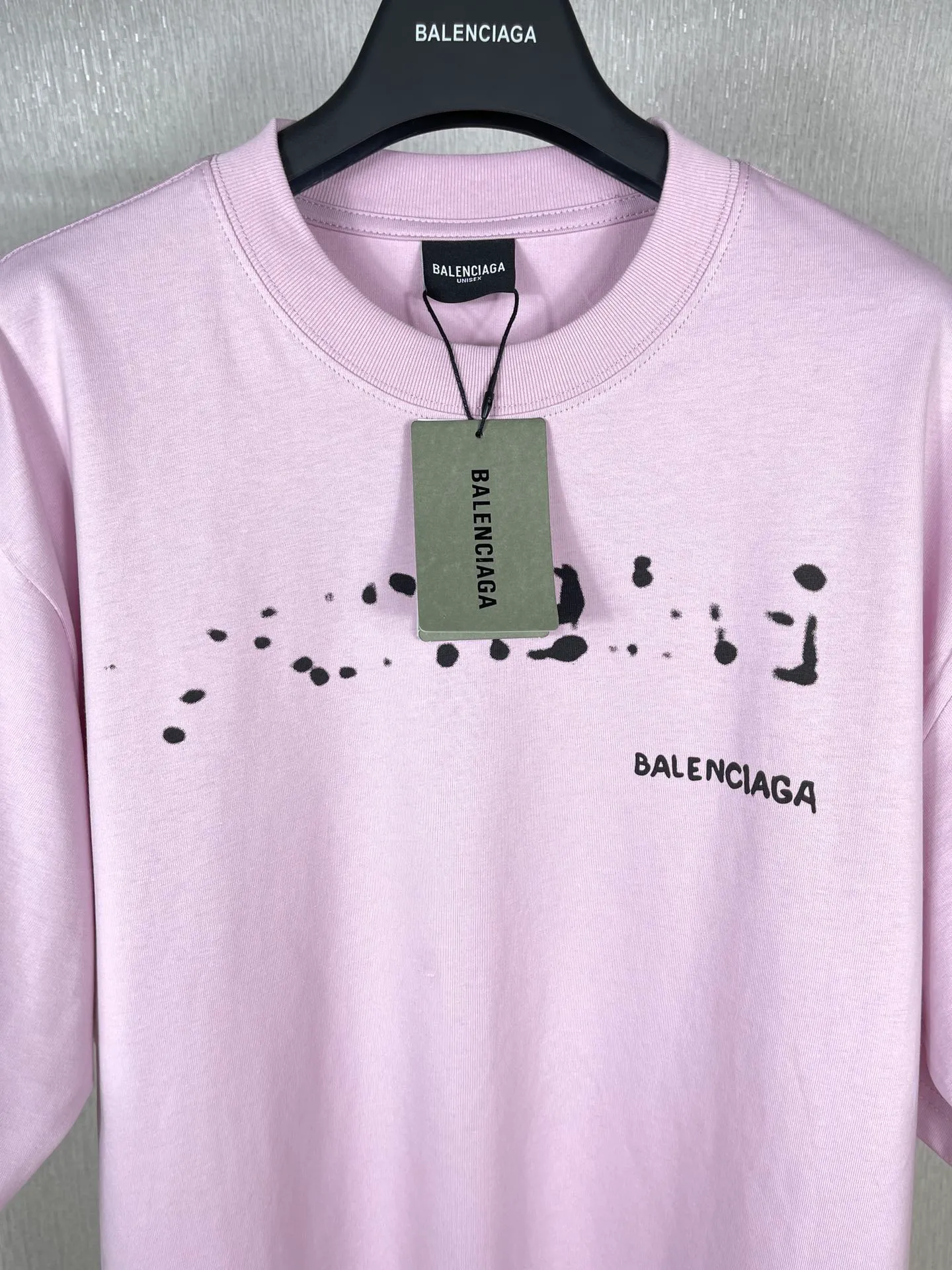 🅿️166 real photos [Top version. Official website quality] BALENCI*GA/Paris BALENCI*GA#2023 spring and summer new style, blurred letter shadow printed short-sleeved T-shirt. Brick cabinet synchronization. The fabric is made of Paris ZP custom-woven and dyed 100% cotton double yarn compact cotton. The weight is 260 grams, the cloth surface is clean. The cloth pattern is clear. Soft and comfortable. Good color fastness. Not easy to change color. The threads are woven and dyed with no color difference. The printing uses imported environmentally friendly rubber paddles, cutting piece positioning, precision stencils, fine LOGO letters, clear letters, no burrs. The effect is three-dimensional, which is different from ordinary printing in the market. Restore brick cabinets. The version adopts OS loose shoulder design. Same style for men and women. Code: BL223201 Color: black, pink, white. Size: XS to L