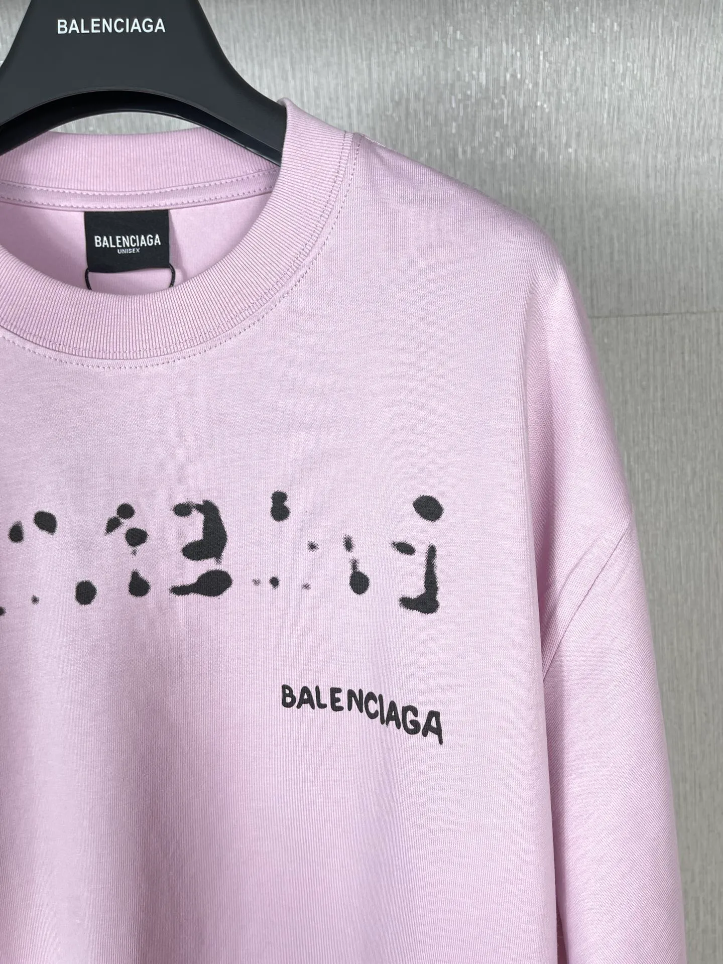 🅿️166 real photos [Top version. Official website quality] BALENCI*GA/Paris BALENCI*GA#2023 spring and summer new style, blurred letter shadow printed short-sleeved T-shirt. Brick cabinet synchronization. The fabric is made of Paris ZP custom-woven and dyed 100% cotton double yarn compact cotton. The weight is 260 grams, the cloth surface is clean. The cloth pattern is clear. Soft and comfortable. Good color fastness. Not easy to change color. The threads are woven and dyed with no color difference. The printing uses imported environmentally friendly rubber paddles, cutting piece positioning, precision stencils, fine LOGO letters, clear letters, no burrs. The effect is three-dimensional, which is different from ordinary printing in the market. Restore brick cabinets. The version adopts OS loose shoulder design. Same style for men and women. Code: BL223201 Color: black, pink, white. Size: XS to L