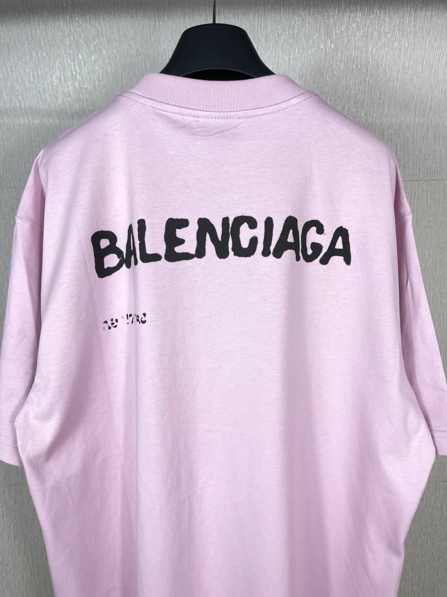 🅿️166 real photos [Top version. Official website quality] BALENCI*GA/Paris BALENCI*GA#2023 spring and summer new style, blurred letter shadow printed short-sleeved T-shirt. Brick cabinet synchronization. The fabric is made of Paris ZP custom-woven and dyed 100% cotton double yarn compact cotton. The weight is 260 grams, the cloth surface is clean. The cloth pattern is clear. Soft and comfortable. Good color fastness. Not easy to change color. The threads are woven and dyed with no color difference. The printing uses imported environmentally friendly rubber paddles, cutting piece positioning, precision stencils, fine LOGO letters, clear letters, no burrs. The effect is three-dimensional, which is different from ordinary printing in the market. Restore brick cabinets. The version adopts OS loose shoulder design. Same style for men and women. Code: BL223201 Color: black, pink, white. Size: XS to L