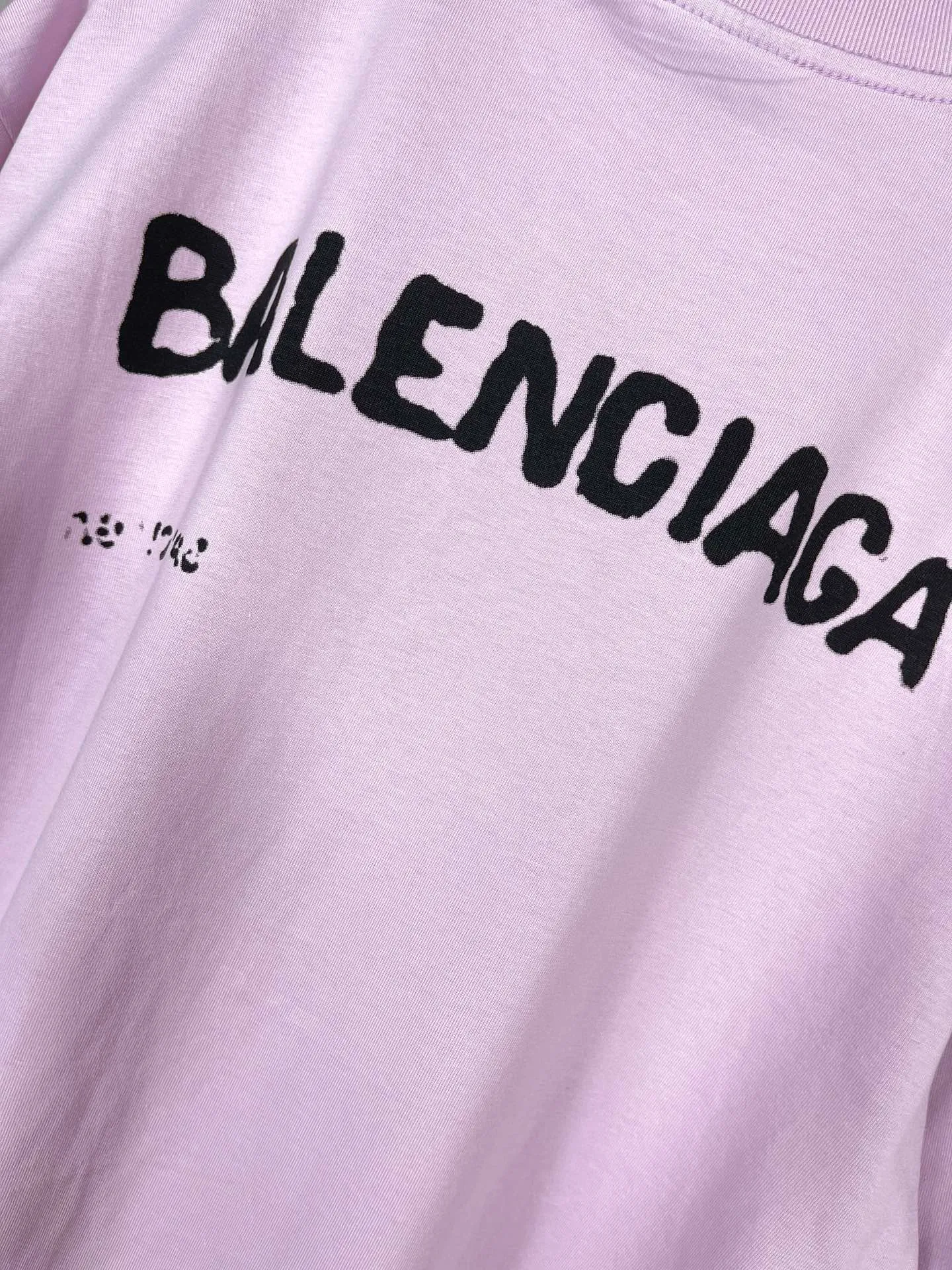 🅿️166 real photos [Top version. Official website quality] BALENCI*GA/Paris BALENCI*GA#2023 spring and summer new style, blurred letter shadow printed short-sleeved T-shirt. Brick cabinet synchronization. The fabric is made of Paris ZP custom-woven and dyed 100% cotton double yarn compact cotton. The weight is 260 grams, the cloth surface is clean. The cloth pattern is clear. Soft and comfortable. Good color fastness. Not easy to change color. The threads are woven and dyed with no color difference. The printing uses imported environmentally friendly rubber paddles, cutting piece positioning, precision stencils, fine LOGO letters, clear letters, no burrs. The effect is three-dimensional, which is different from ordinary printing in the market. Restore brick cabinets. The version adopts OS loose shoulder design. Same style for men and women. Code: BL223201 Color: black, pink, white. Size: XS to L
