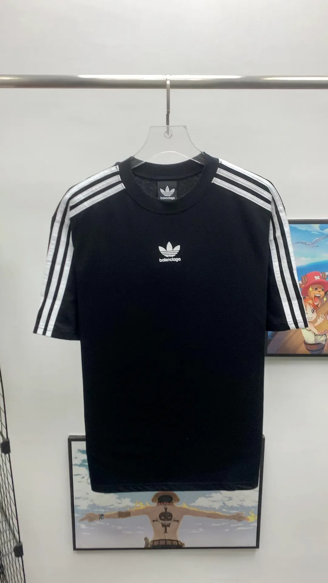 Frontal real-shot video————Top tested version 𝐁A𝐋EN𝐂IA𝐆A/Balenciaga three-ribbon classic co-branded T-shirt Fabric: 32 pieces of double yarn 240 grams - counter synchronization #The highest version on the market The original development of custom-woven fabrics is washed and treated with full texture The texture is different from market products Highly restored #original mold opening Use imported elliptical machine printing Each print is neatly aligned without burrs Hand-printed front and rear platens Precision mesh production stencil, imported environmentally friendly slurry scraper, letters clearly restored, letter spacing, size consistent with the original version, highly restored 23ss, best-selling model on the market, same style for men and women size: xs s m l color: black white P: 290