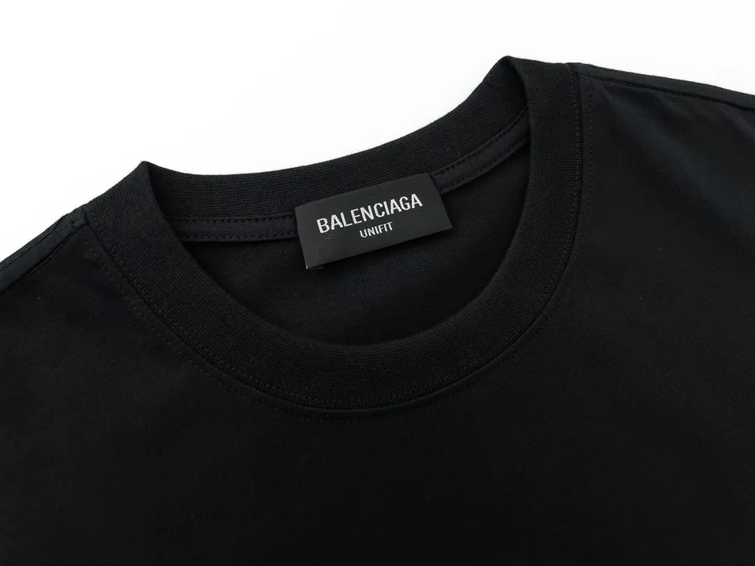 🅿️166 Detailed picture [Top version. Official website quality] BALENCIAGA/Balenciaga BB luminous graffiti short-sleeved T-shirt on the back. The fabric is made of Paris ZP custom-woven and dyed pure cotton with double yarn. The weight is 260 grams. The cloth surface is clean. The cloth pattern is clear, soft and comfortable. The ribbing is dyed with no color difference. The classic pattern printing uses environmentally friendly imported glue, and the precise dot screen has a luminous effect. The process is complex. The classic LOGO on the front is embroidered with an imported Tajima embroidery machine. It is three-dimensional and neat, with clear letters. No burrs. Strong three-dimensional effect. It is the currency of different markets, welcome to compare. The version adopts OS loose shoulder design. Same style for men and women. Code: BL223020 Color: White. Black. Size: XS-L