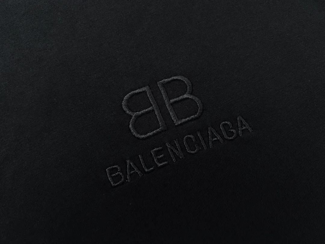 🅿️166 Detailed picture [Top version. Official website quality] BALENCIAGA/Balenciaga BB luminous graffiti short-sleeved T-shirt on the back. The fabric is made of Paris ZP custom-woven and dyed pure cotton with double yarn. The weight is 260 grams. The cloth surface is clean. The cloth pattern is clear, soft and comfortable. The ribbing is dyed with no color difference. The classic pattern printing uses environmentally friendly imported glue, and the precise dot screen has a luminous effect. The process is complex. The classic LOGO on the front is embroidered with an imported Tajima embroidery machine. It is three-dimensional and neat, with clear letters. No burrs. Strong three-dimensional effect. It is the currency of different markets, welcome to compare. The version adopts OS loose shoulder design. Same style for men and women. Code: BL223020 Color: White. Black. Size: XS-L