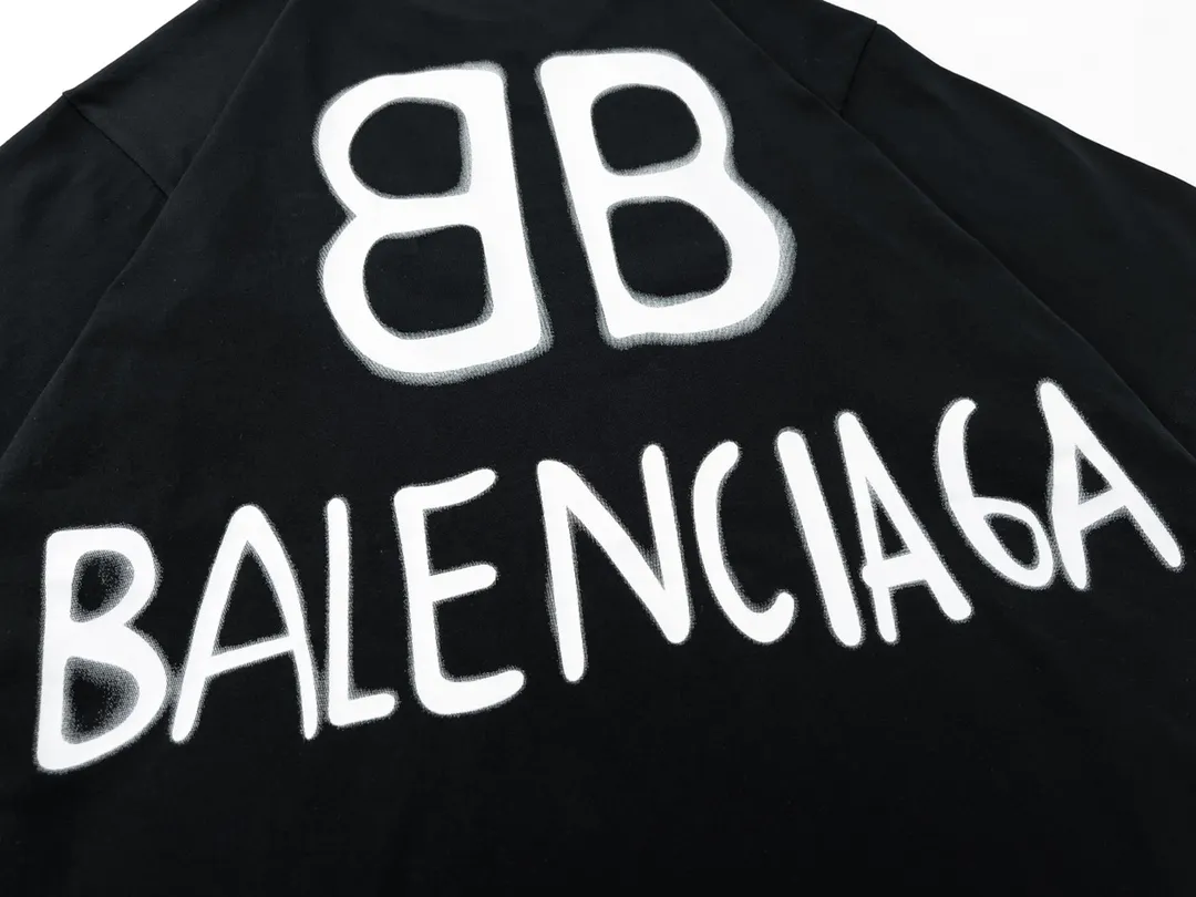 🅿️166 Detailed picture [Top version. Official website quality] BALENCIAGA/Balenciaga BB luminous graffiti short-sleeved T-shirt on the back. The fabric is made of Paris ZP custom-woven and dyed pure cotton with double yarn. The weight is 260 grams. The cloth surface is clean. The cloth pattern is clear, soft and comfortable. The ribbing is dyed with no color difference. The classic pattern printing uses environmentally friendly imported glue, and the precise dot screen has a luminous effect. The process is complex. The classic LOGO on the front is embroidered with an imported Tajima embroidery machine. It is three-dimensional and neat, with clear letters. No burrs. Strong three-dimensional effect. It is the currency of different markets, welcome to compare. The version adopts OS loose shoulder design. Same style for men and women. Code: BL223020 Color: White. Black. Size: XS-L