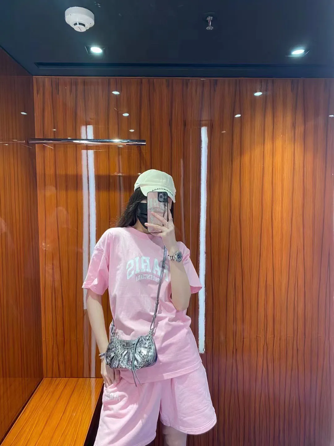 ♻️💯Refer to the model picture for the upper body❤️【Valentine's Day Gift】Can be paired with a gift box Balenciaga BALENCIAGA sandy pink PARIS same trendy brand pure cotton loose breathable short sleeves for male and female couples You said that after seeing this color, which girl is not attracted by it? I really love this Sha Pei powder. It took half a month to adjust the color of the fabric in a vat, just to ensure that there is no color difference at all, and to ensure that it is consistent with the counter, and there is no color difference in comparison. When a girl puts it on, the pink color is as tender as a budding cherry blossom, showing youthful vitality. The fabric is made of 26S 280g fabric, and the printing uses Kornit digital single-color direct printing, which is neat and toothless. Color: Sharpei Pink Size: XS-L P:260