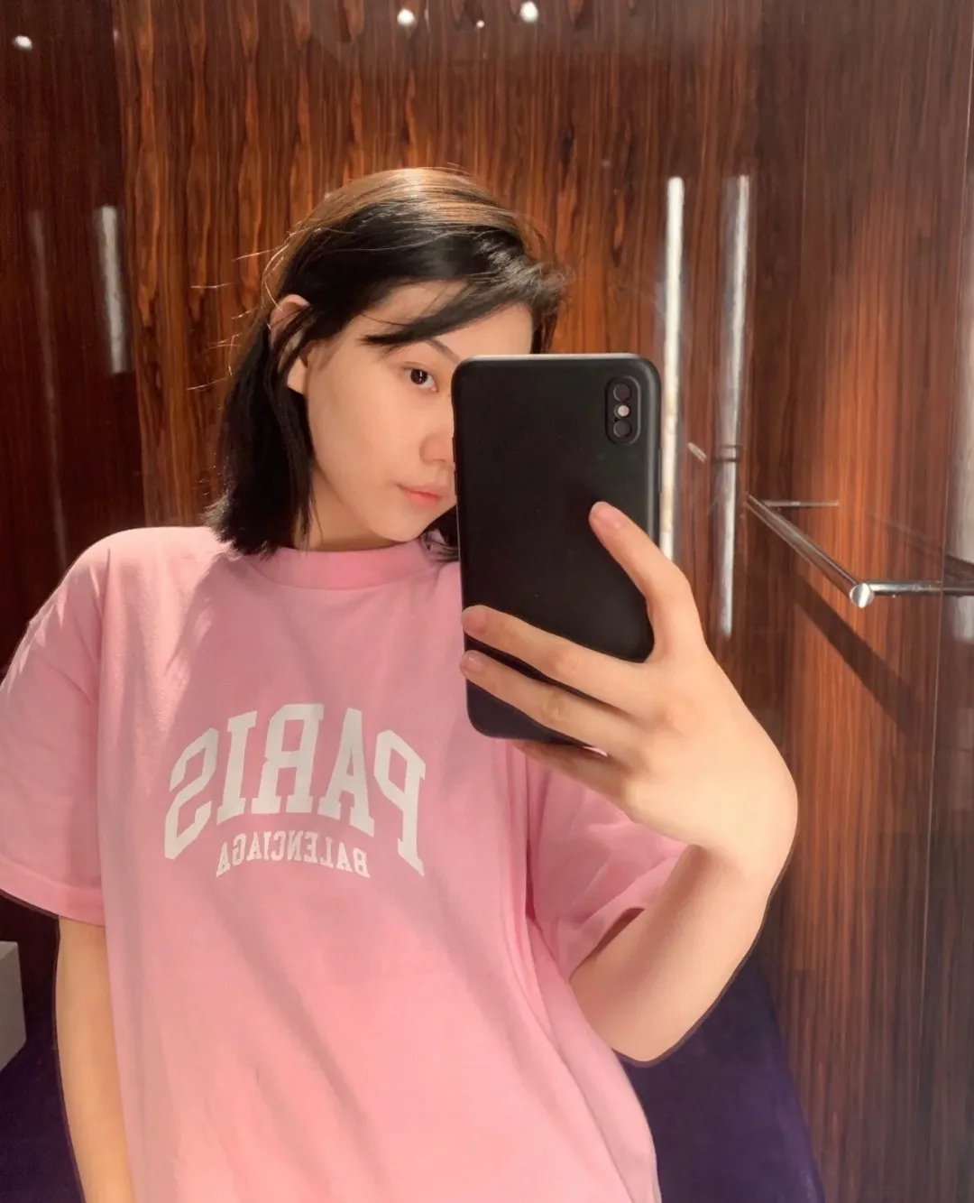 ♻️💯Refer to the model picture for the upper body❤️【Valentine's Day Gift】Can be paired with a gift box Balenciaga BALENCIAGA sandy pink PARIS same trendy brand pure cotton loose breathable short sleeves for male and female couples You said that after seeing this color, which girl is not attracted by it? I really love this Sha Pei powder. It took half a month to adjust the color of the fabric in a vat, just to ensure that there is no color difference at all, and to ensure that it is consistent with the counter, and there is no color difference in comparison. When a girl puts it on, the pink color is as tender as a budding cherry blossom, showing youthful vitality. The fabric is made of 26S 280g fabric, and the printing uses Kornit digital single-color direct printing, which is neat and toothless. Color: Sharpei Pink Size: XS-L P:260