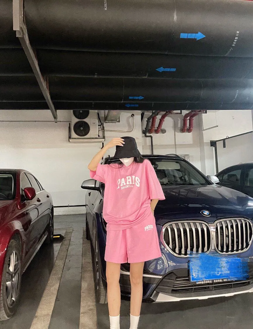 ♻️💯Refer to the model picture for the upper body❤️【Valentine's Day Gift】Can be paired with a gift box Balenciaga BALENCIAGA sandy pink PARIS same trendy brand pure cotton loose breathable short sleeves for male and female couples You said that after seeing this color, which girl is not attracted by it? I really love this Sha Pei powder. It took half a month to adjust the color of the fabric in a vat, just to ensure that there is no color difference at all, and to ensure that it is consistent with the counter, and there is no color difference in comparison. When a girl puts it on, the pink color is as tender as a budding cherry blossom, showing youthful vitality. The fabric is made of 26S 280g fabric, and the printing uses Kornit digital single-color direct printing, which is neat and toothless. Color: Sharpei Pink Size: XS-L P:260