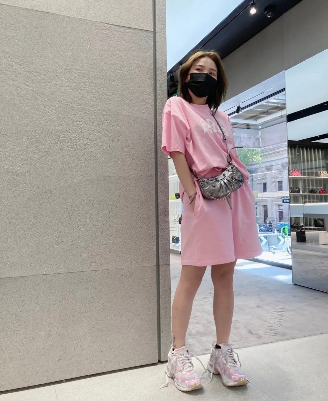 ♻️💯Refer to the model picture for the upper body❤️【Valentine's Day Gift】Can be paired with a gift box Balenciaga BALENCIAGA sandy pink PARIS same trendy brand pure cotton loose breathable short sleeves for male and female couples You said that after seeing this color, which girl is not attracted by it? I really love this Sha Pei powder. It took half a month to adjust the color of the fabric in a vat, just to ensure that there is no color difference at all, and to ensure that it is consistent with the counter, and there is no color difference in comparison. When a girl puts it on, the pink color is as tender as a budding cherry blossom, showing youthful vitality. The fabric is made of 26S 280g fabric, and the printing uses Kornit digital single-color direct printing, which is neat and toothless. Color: Sharpei Pink Size: XS-L P:260