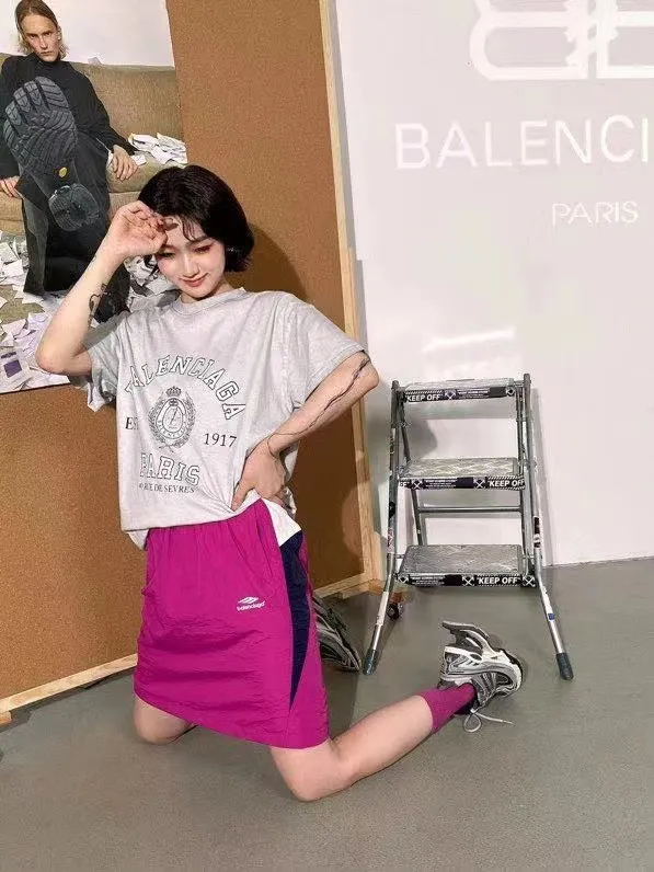 ♻️💯Upper body reference model picture❤️New top-notch proven version BALENCIAGA Paris designer 2022 spring and summer style Crown Wheat 1917 letter cracked printed short shaft T-shirt for men and women, same style, huge cost single product. In terms of fabric alone, 26S 280g double-ply double-yarn plain cotton fabric, plus the fabric needs to be pre-shrunk in advance and then fried and aged, is enough to drink a pot! The printing uses Kornit digital direct injection cracking process. Because it is glued, there is no need to worry about the printing falling off if it bursts. A full set of customized accessories, synchronized at the counter, and consistent coding. Color: washed black white gray Size: XS-L P:280