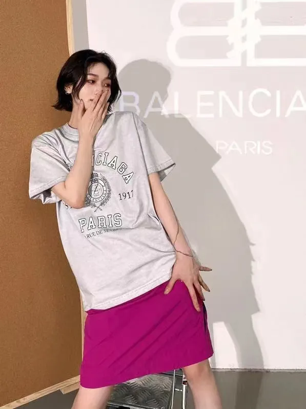 ♻️💯Upper body reference model picture❤️New top-notch proven version BALENCIAGA Paris designer 2022 spring and summer style Crown Wheat 1917 letter cracked printed short shaft T-shirt for men and women, same style, huge cost single product. In terms of fabric alone, 26S 280g double-ply double-yarn plain cotton fabric, plus the fabric needs to be pre-shrunk in advance and then fried and aged, is enough to drink a pot! The printing uses Kornit digital direct injection cracking process. Because it is glued, there is no need to worry about the printing falling off if it bursts. A full set of customized accessories, synchronized at the counter, and consistent coding. Color: washed black white gray Size: XS-L P:280