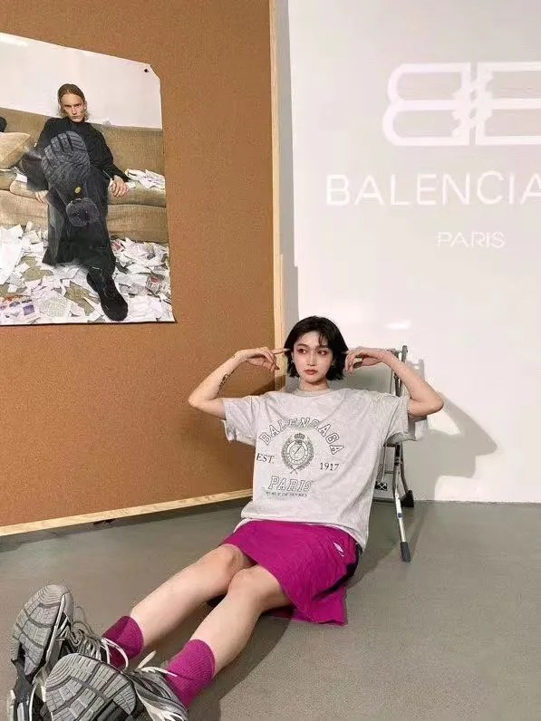 ♻️💯Upper body reference model picture❤️New top-notch proven version BALENCIAGA Paris designer 2022 spring and summer style Crown Wheat 1917 letter cracked printed short shaft T-shirt for men and women, same style, huge cost single product. In terms of fabric alone, 26S 280g double-ply double-yarn plain cotton fabric, plus the fabric needs to be pre-shrunk in advance and then fried and aged, is enough to drink a pot! The printing uses Kornit digital direct injection cracking process. Because it is glued, there is no need to worry about the printing falling off if it bursts. A full set of customized accessories, synchronized at the counter, and consistent coding. Color: washed black white gray Size: XS-L P:280