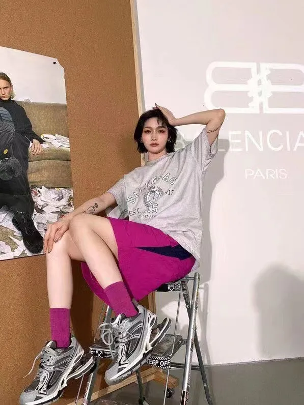 ♻️💯Upper body reference model picture❤️New top-notch proven version BALENCIAGA Paris designer 2022 spring and summer style Crown Wheat 1917 letter cracked printed short shaft T-shirt for men and women, same style, huge cost single product. In terms of fabric alone, 26S 280g double-ply double-yarn plain cotton fabric, plus the fabric needs to be pre-shrunk in advance and then fried and aged, is enough to drink a pot! The printing uses Kornit digital direct injection cracking process. Because it is glued, there is no need to worry about the printing falling off if it bursts. A full set of customized accessories, synchronized at the counter, and consistent coding. Color: washed black white gray Size: XS-L P:280