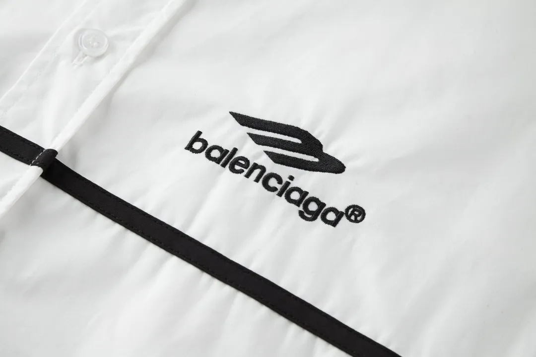 🅿️500 [Exclusive supply] BLCG 3B embroidered long-sleeved shirt (white) The fabric is made of high-count and high-density cotton woven fabric imported from Japan. The fabric is stable in shape and not easy to deform. The surface is smooth and the upper body is textured. It has good wrinkle resistance and maintains the pattern. The embroidery uses Tajima machine 10,000-needle embroidery. The flower shape is full and shiny. There is no connection. The middle webbing splicing is processed by laser fixed-point positioning to connect and align. The ready-made garments are sewn and spliced according to YB design, with dense and neat stitching to restore pattern details and upper body effects to the greatest extent. Size:S-M-L