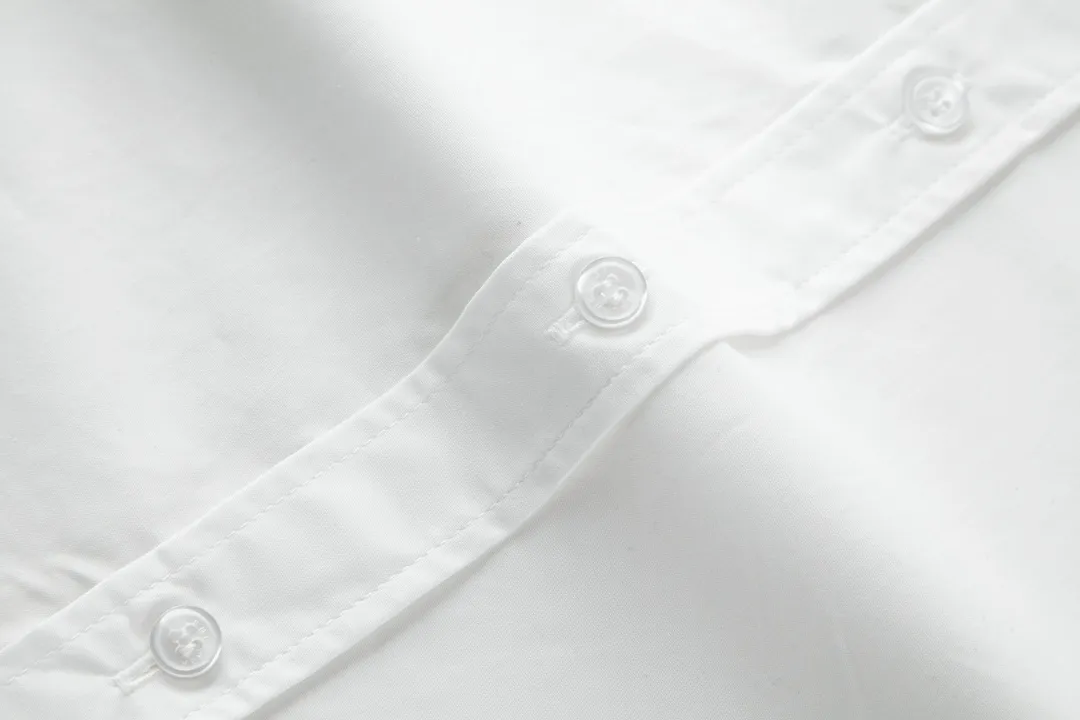 🅿️500 [Exclusive supply] BLCG 3B embroidered long-sleeved shirt (white) The fabric is made of high-count and high-density cotton woven fabric imported from Japan. The fabric is stable in shape and not easy to deform. The surface is smooth and the upper body is textured. It has good wrinkle resistance and maintains the pattern. The embroidery uses Tajima machine 10,000-needle embroidery. The flower shape is full and shiny. There is no connection. The middle webbing splicing is processed by laser fixed-point positioning to connect and align. The ready-made garments are sewn and spliced according to YB design, with dense and neat stitching to restore pattern details and upper body effects to the greatest extent. Size:S-M-L