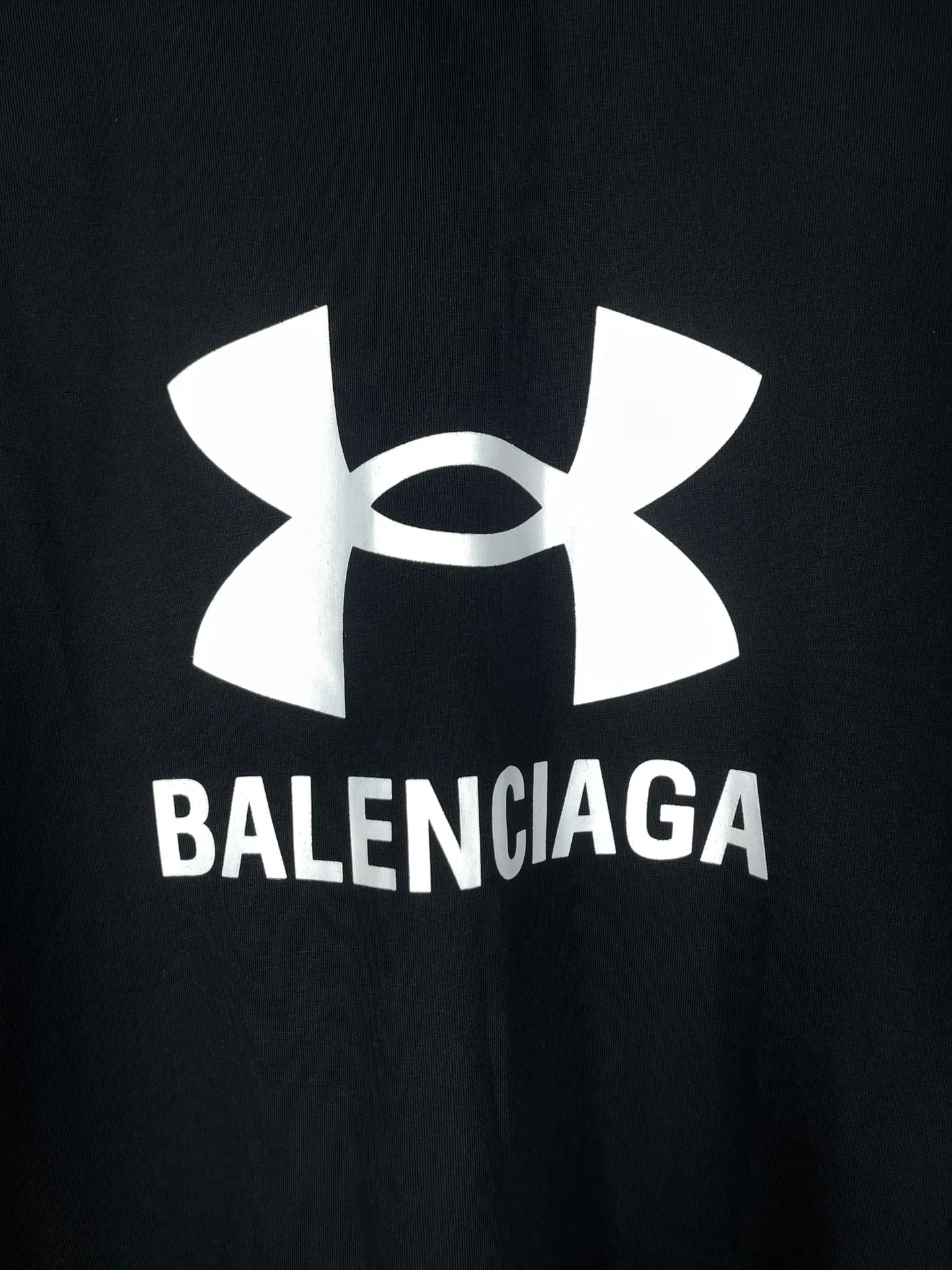 🅿️206 Real photos [Top version. Official website quality] BALENCI*GA/Paris joint Under Armor front and rear printed long-sleeved T-shirt # SS24 latest model. Research and development at the first time, different market currencies. Comparisons welcome. The fabric is made of Paris ZP custom-woven and dyed cotton double yarn. Weighing 260 grams, the cloth surface is clean. The cloth pattern is clear, soft and comfortable. The threads are dyed with no color difference. The classic LOGO pattern printing uses imported rubber paddles, and the letters are clear, three-dimensional and without burrs. Jubie market produces pictures based on pictures. Welcome to compare. The version adopts OS loose shoulder design. Same style for men and women. Code: BL235068 Color: Black Size: XS S M L